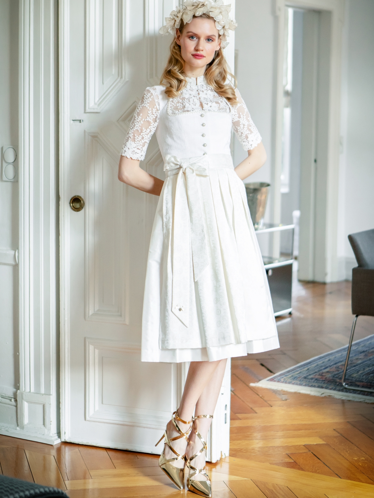 Hochzeits-Dirndl in Champagner Hochzeits-Dirndl in Champagner