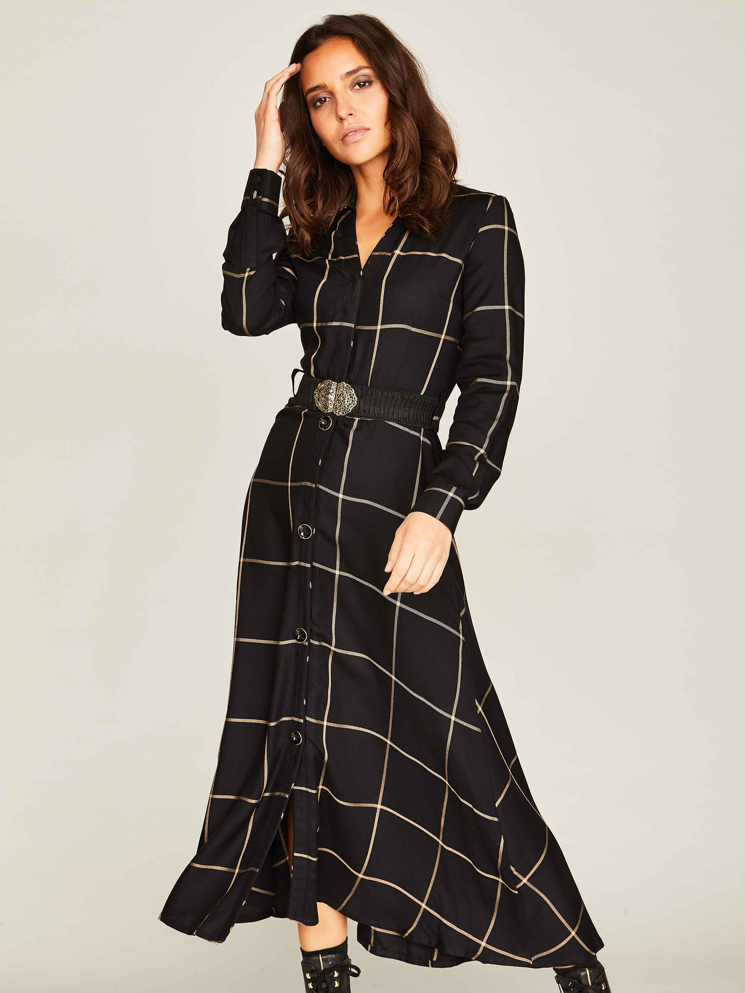 Schwarzes Blusenkleid mit Karomuster Schwarzes Blusenkleid mit Karomuster