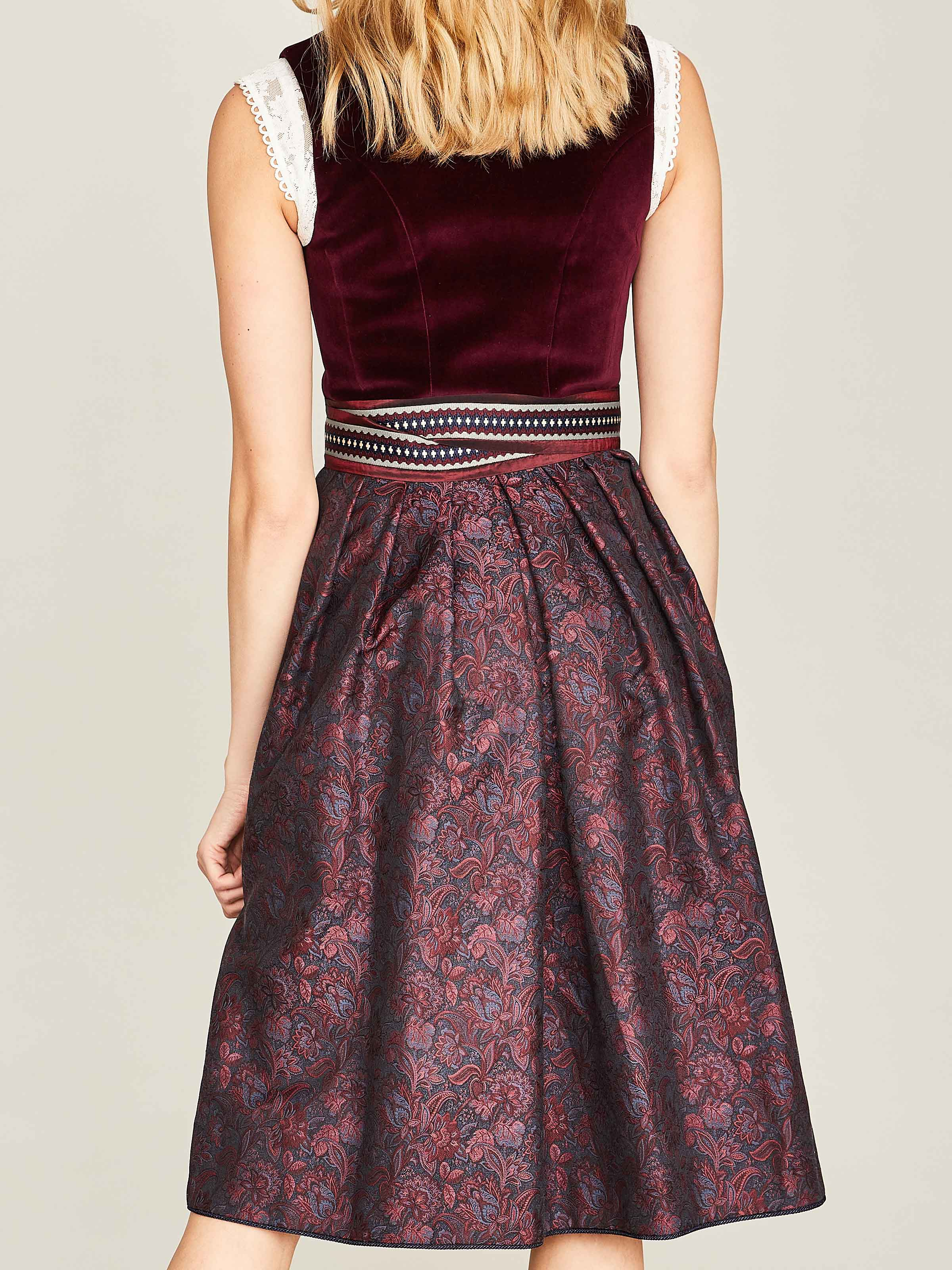 Beerenfarbenes Dirndl mit Seidenschürze Beerenfarbenes Dirndl mit Seidenschürze