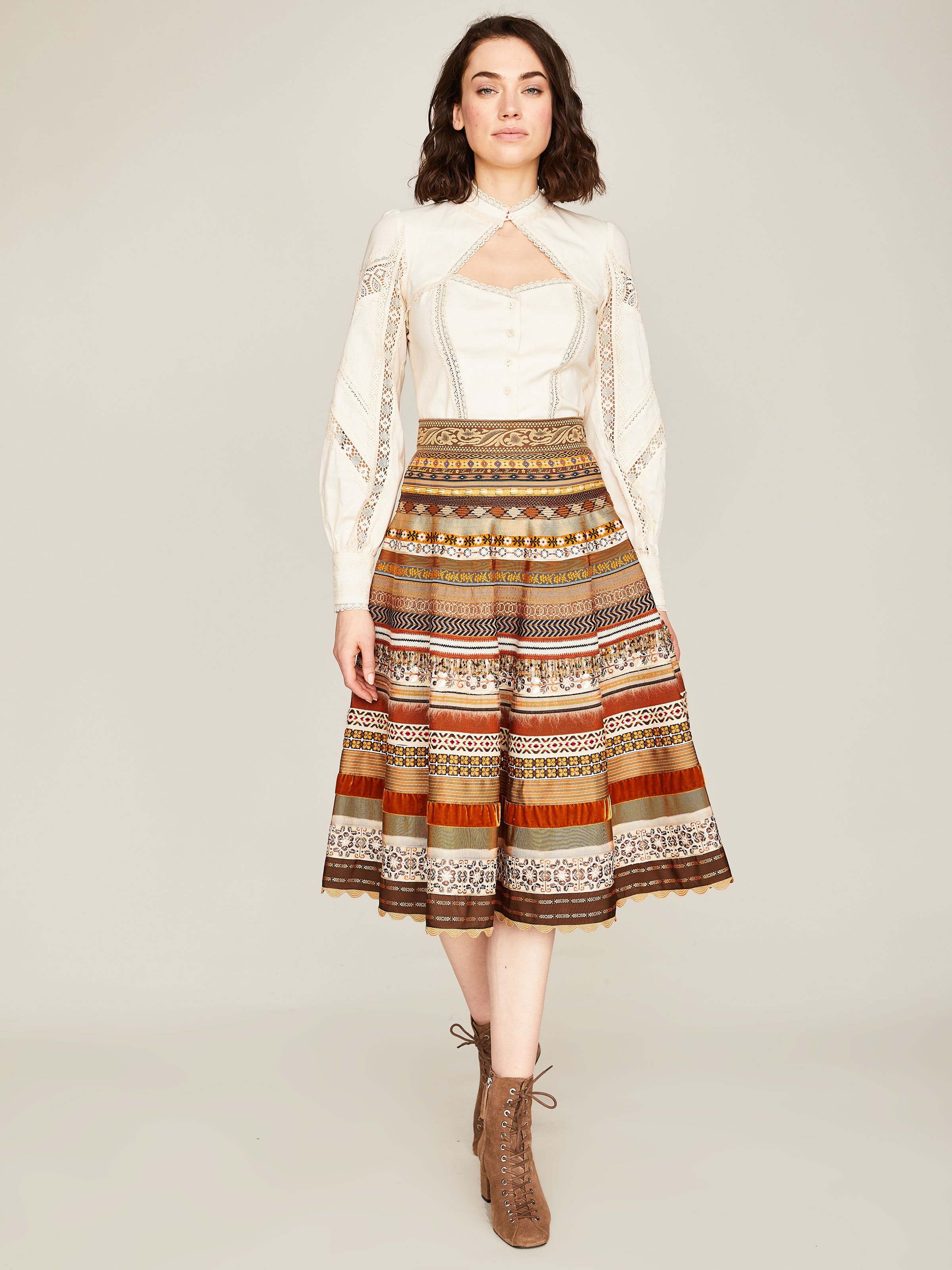 Romantische Bluse im Trachtenstil mit Spitzeneinsätzen Romantische Bluse im Trachtenstil mit Spitzeneinsätzen