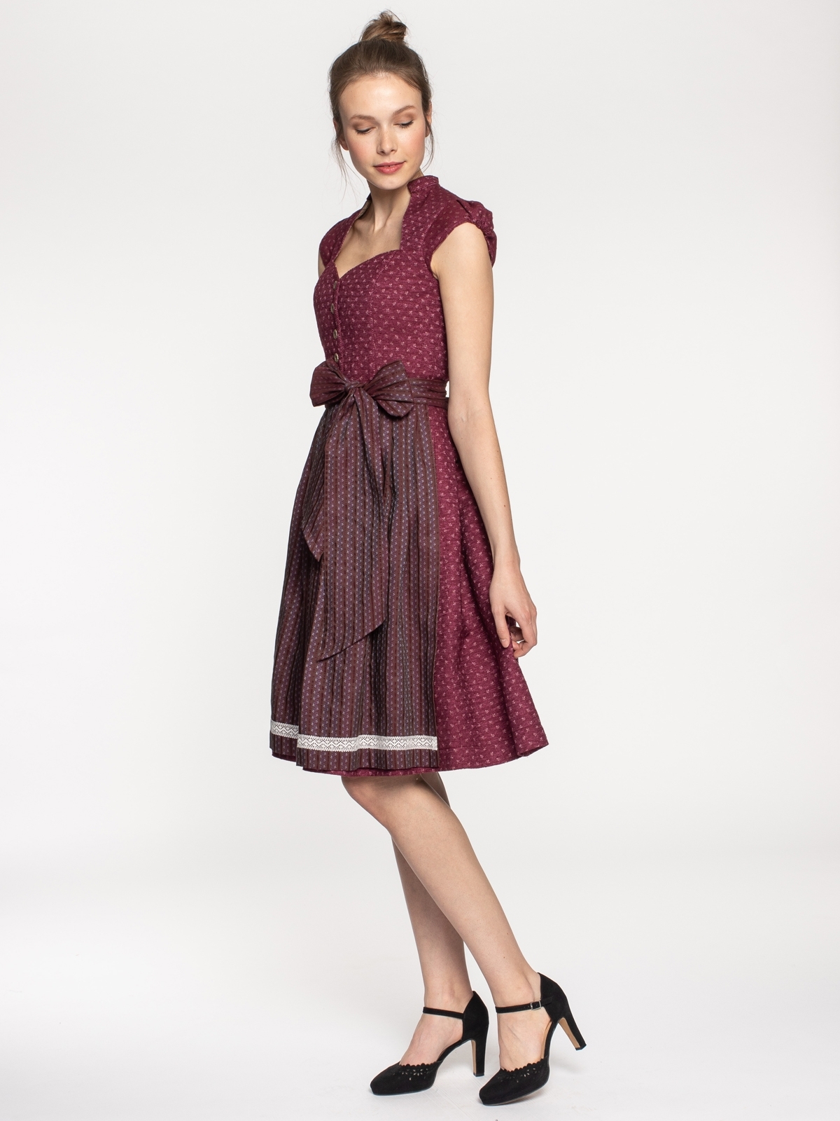 Weinrotes Dirndl mit Flügelärmchen Weinrotes Dirndl mit Flügelärmchen