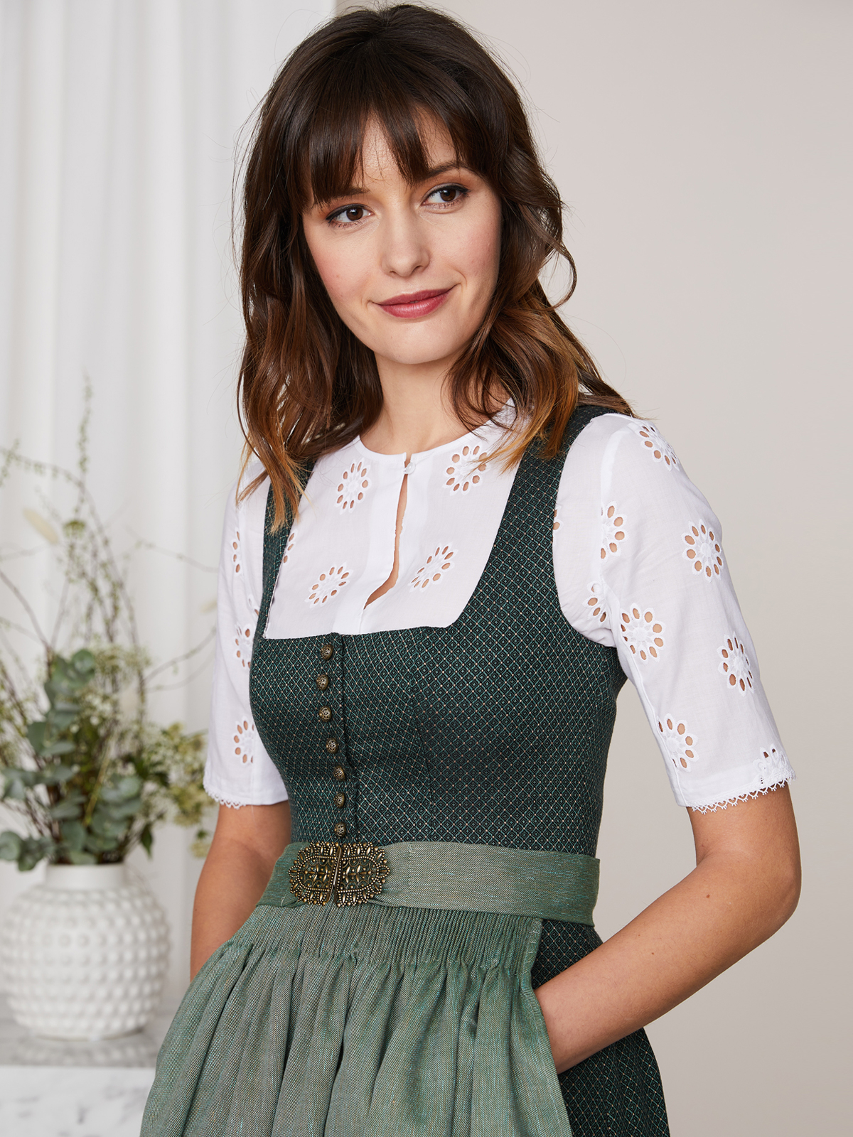Grünes Dirndl mit quadratischem Webmuster Grünes Dirndl mit quadratischem Webmuster