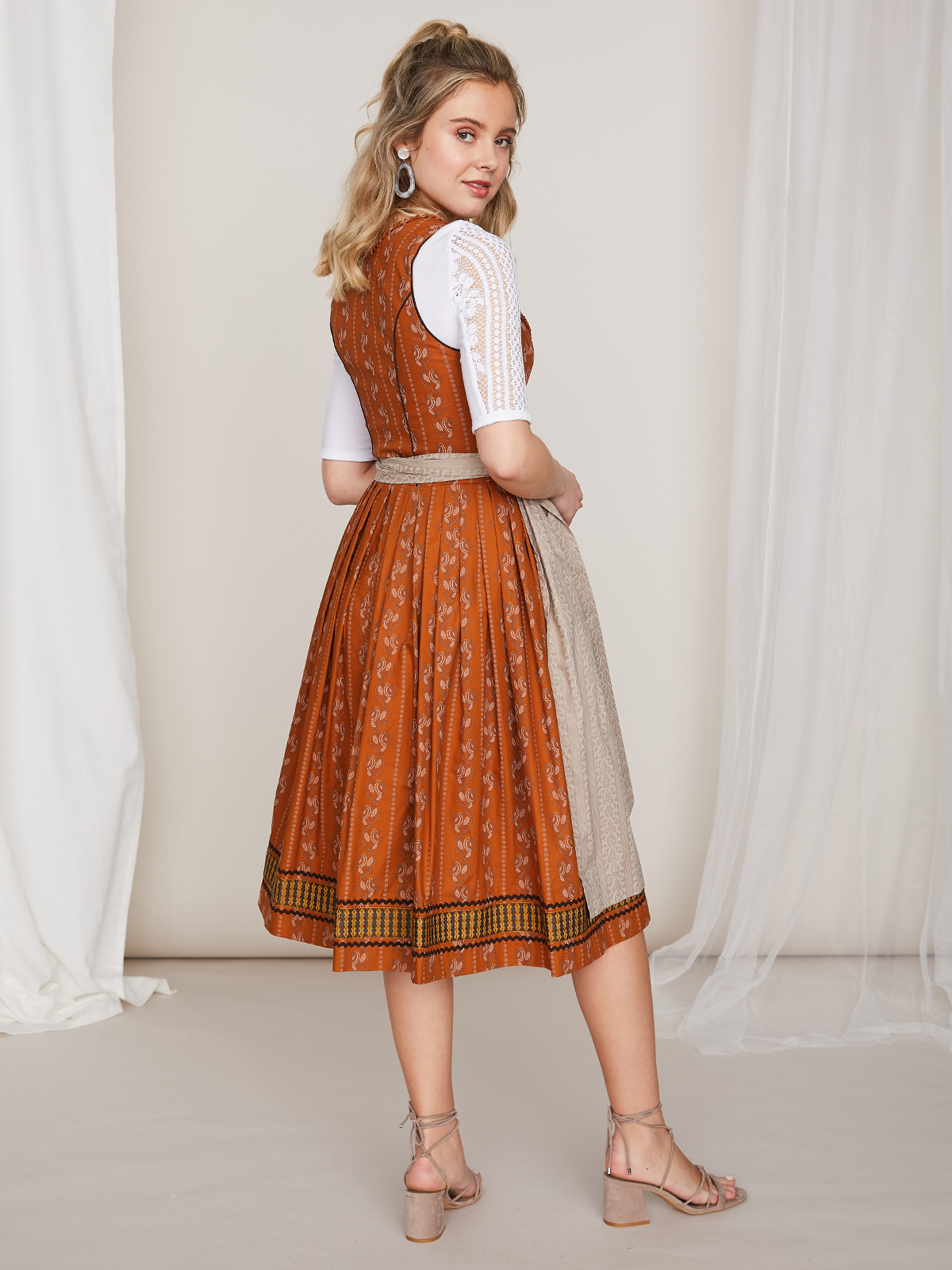 Senfgelbes Dirndl mit hellem Trachtenmuster Senfgelbes Dirndl mit hellem Trachtenmuster