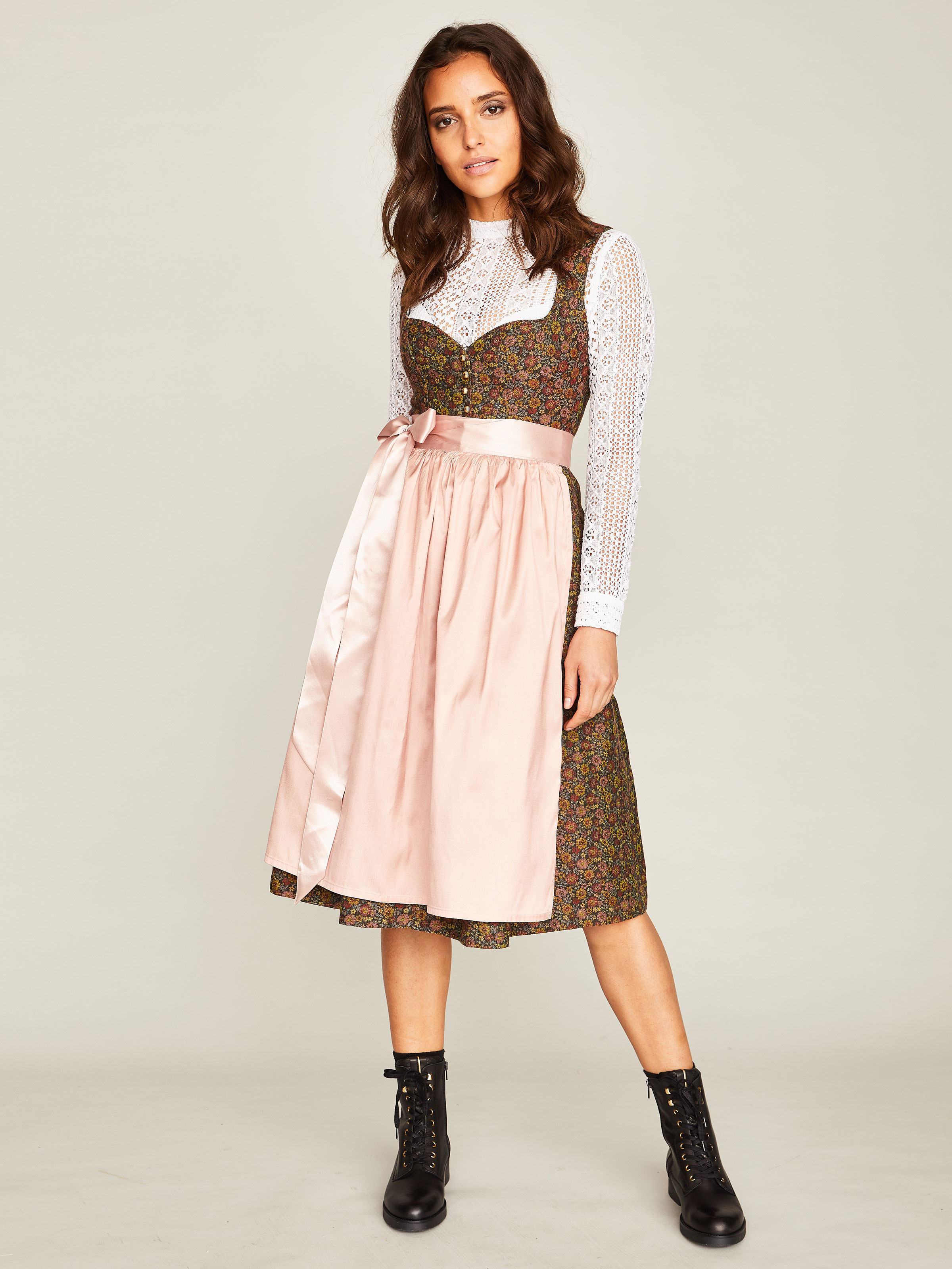 Grün-roséfarbenes Dirndl mit zwei Schürzen Grün-roséfarbenes Dirndl mit zwei Schürzen