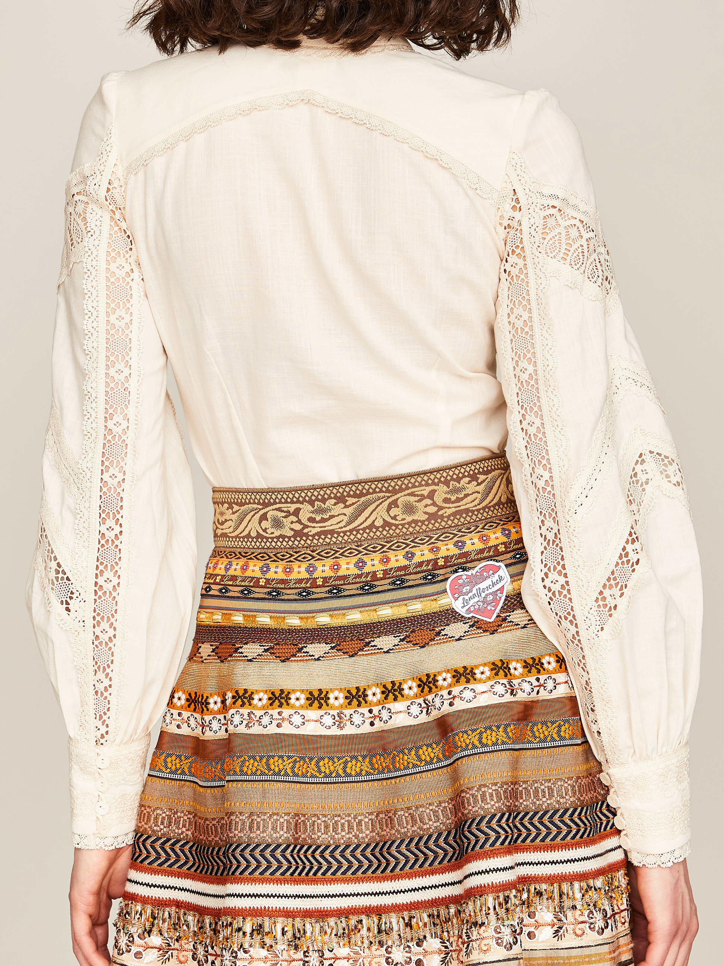 Romantische Bluse im Trachtenstil mit Spitzeneinsätzen Romantische Bluse im Trachtenstil mit Spitzeneinsätzen