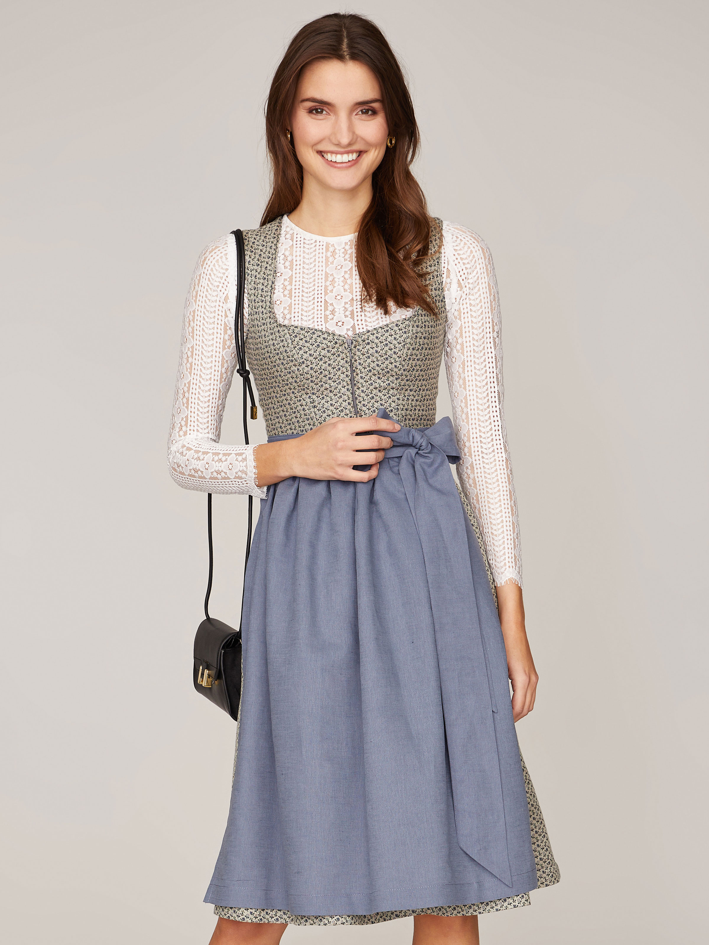 Romantisches Dirndl mit Blumenmuster und zwei Schürzen Romantisches Dirndl mit Blumenmuster und zwei Schürzen