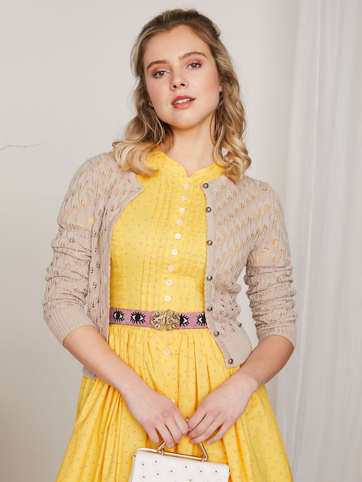 Beige Strickjacke mit Lochstrickmuster Beige Strickjacke mit Lochstrickmuster