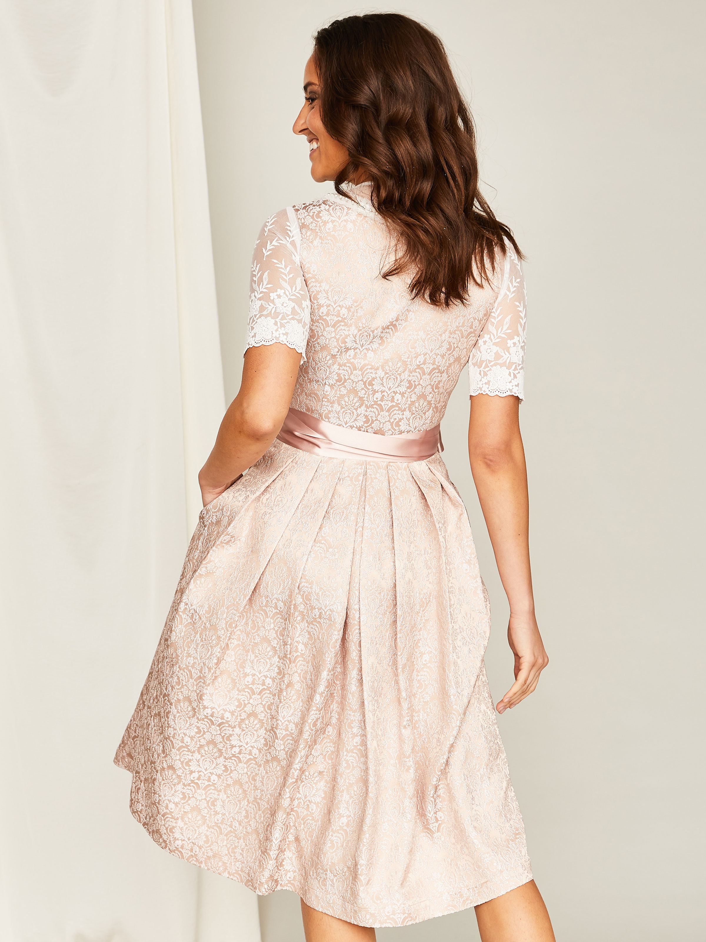 Dirndl in Gold mit wendbarer Schürze Dirndl in Gold mit wendbarer Schürze