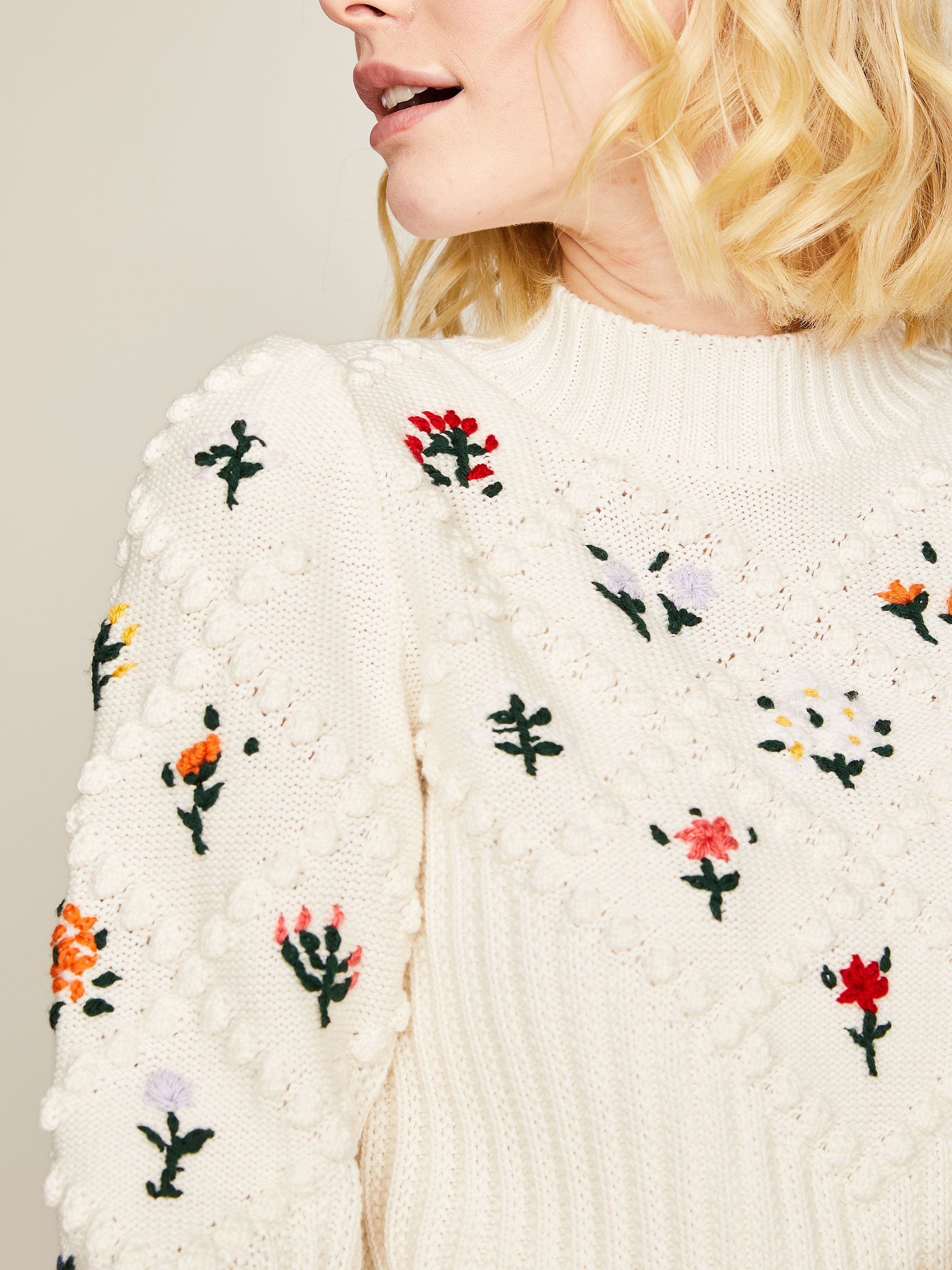Strickpullover mit Blumenstickerei Strickpullover mit Blumenstickerei