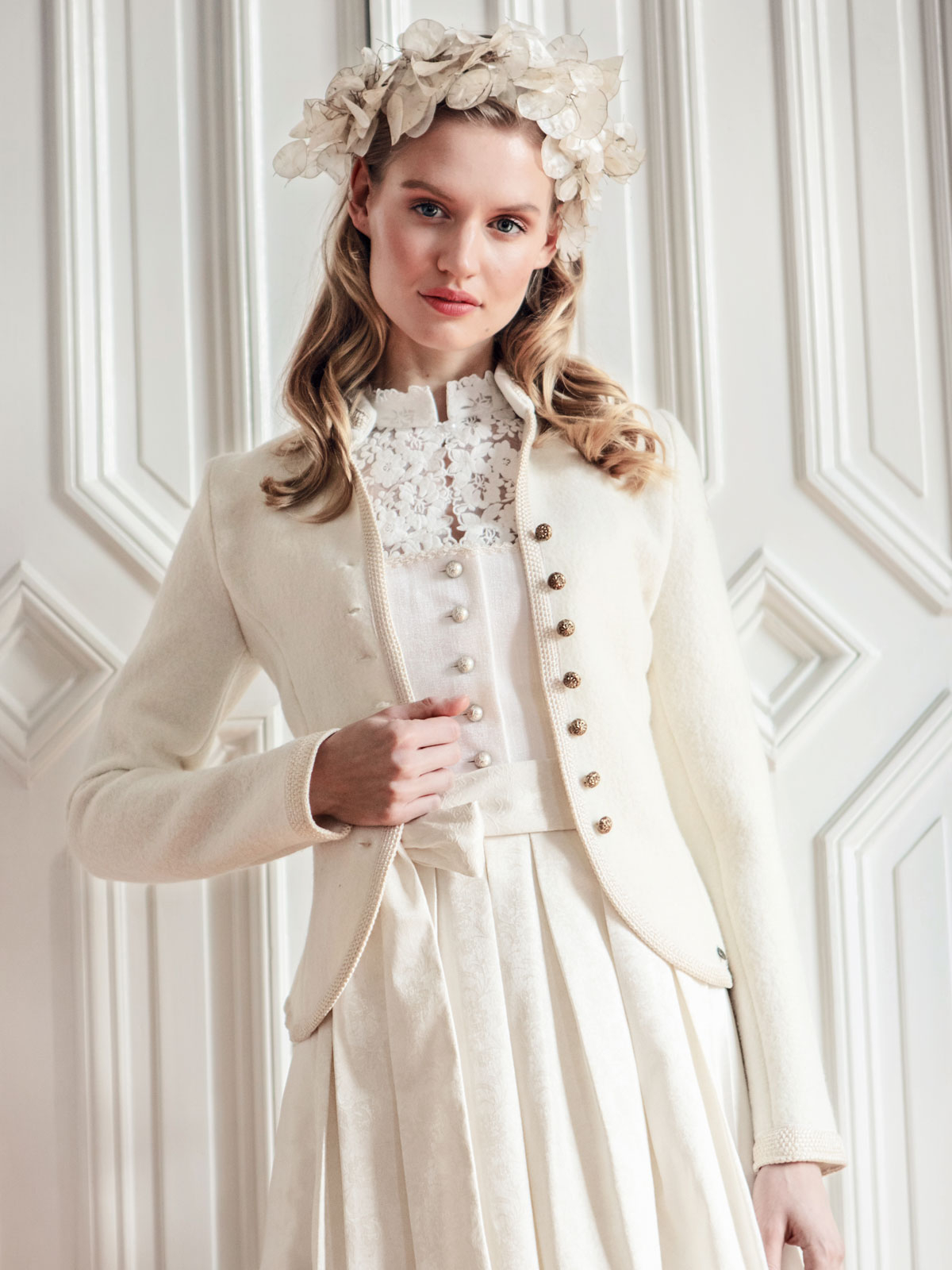 Hochzeits-Dirndl in Champagner Hochzeits-Dirndl in Champagner