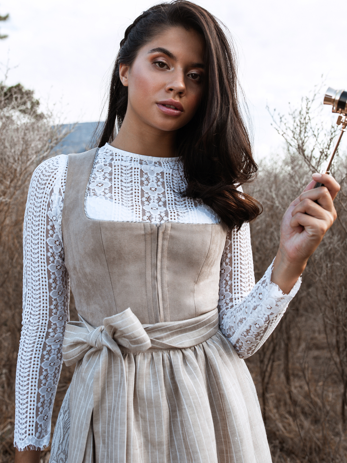Hellbeiges Dirndl im Animalprint mit zwei Schürzen Hellbeiges Dirndl im Animalprint mit zwei Schürzen