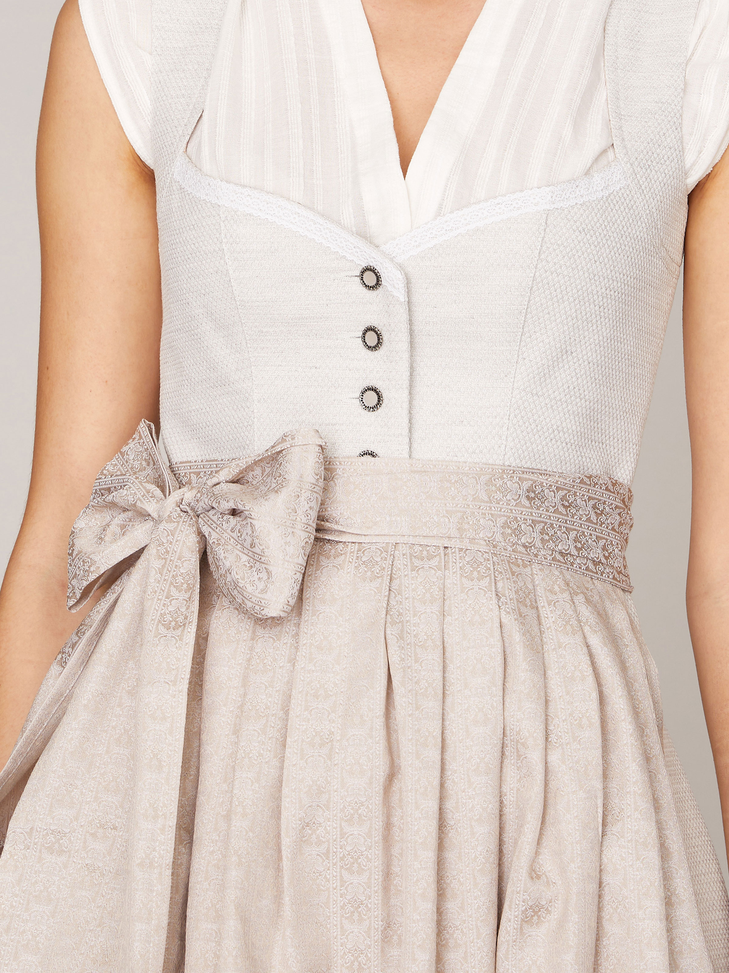 Cremefarbenes Dirndl mit Herzausschnitt Cremefarbenes Dirndl mit Herzausschnitt