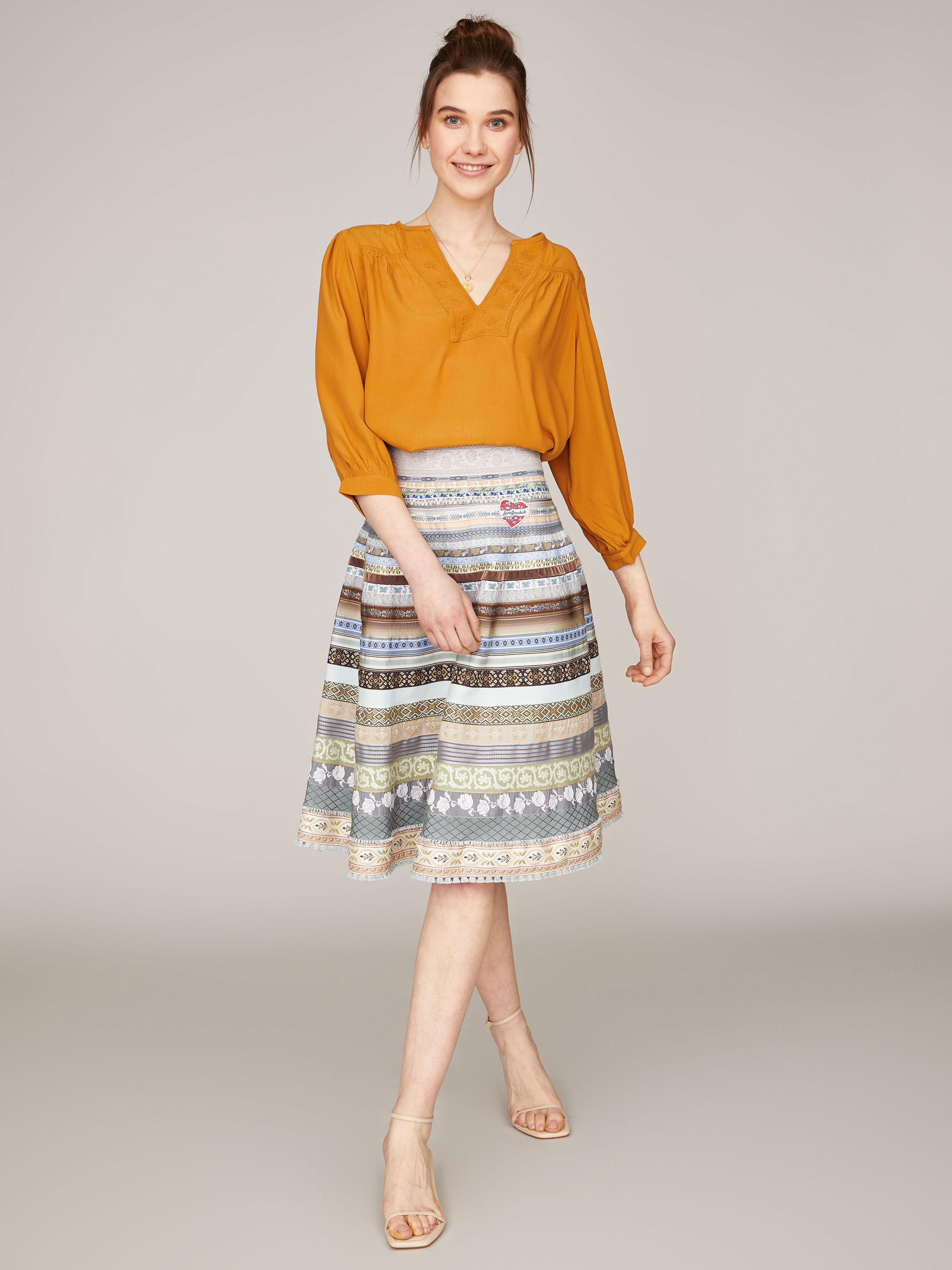 Hellbraune Bluse mit Puffärmeln Hellbraune Bluse mit Puffärmeln