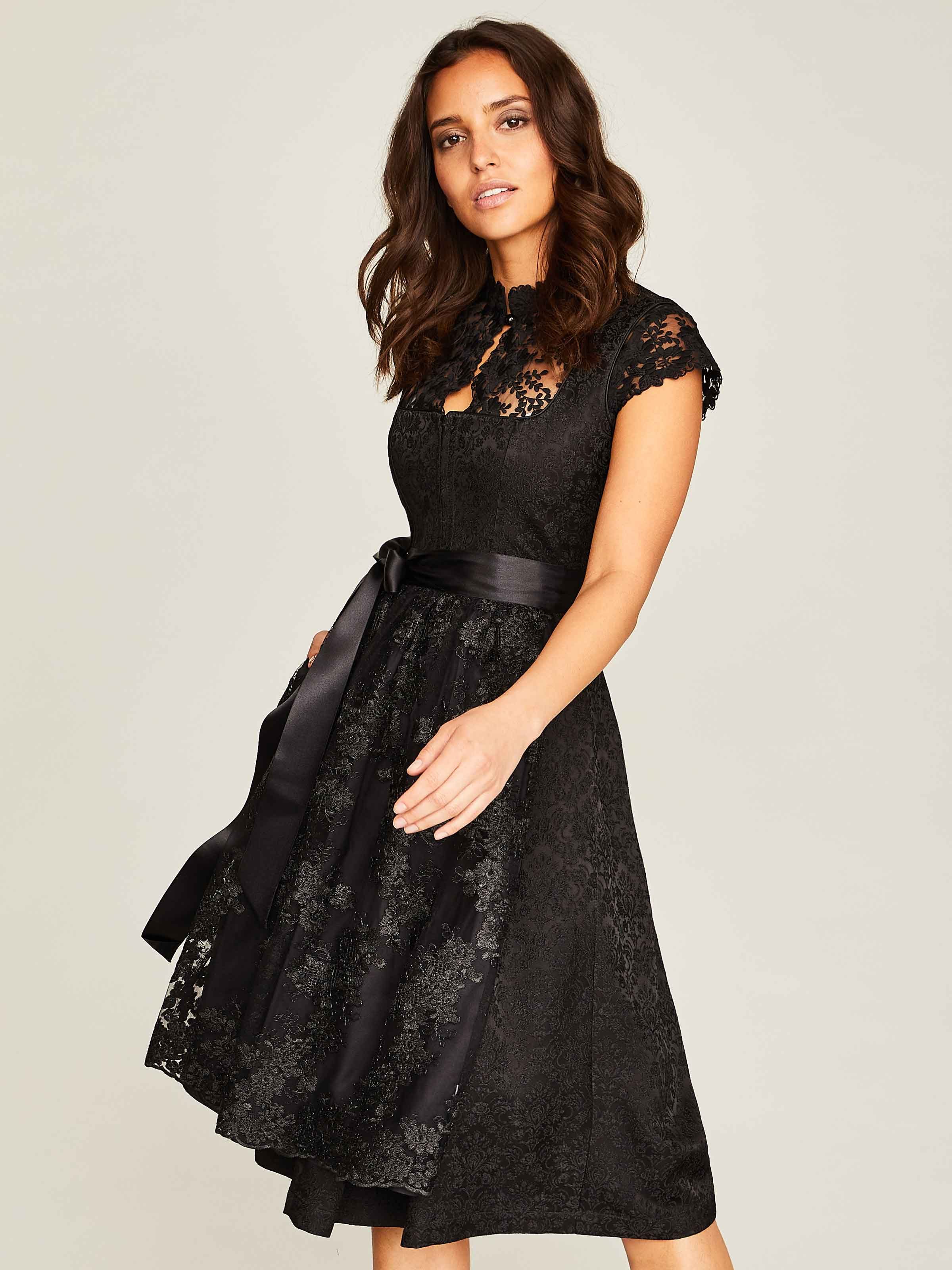 Dirndl in Schwarz mit Wendeschürze Dirndl in Schwarz mit Wendeschürze