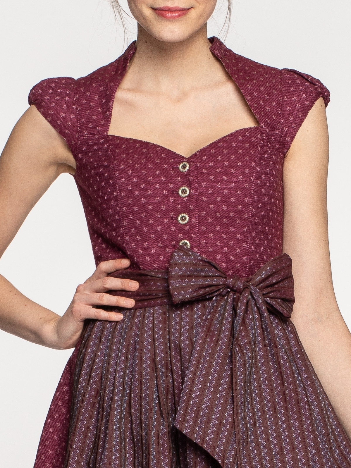 Weinrotes Dirndl mit Flügelärmchen Weinrotes Dirndl mit Flügelärmchen
