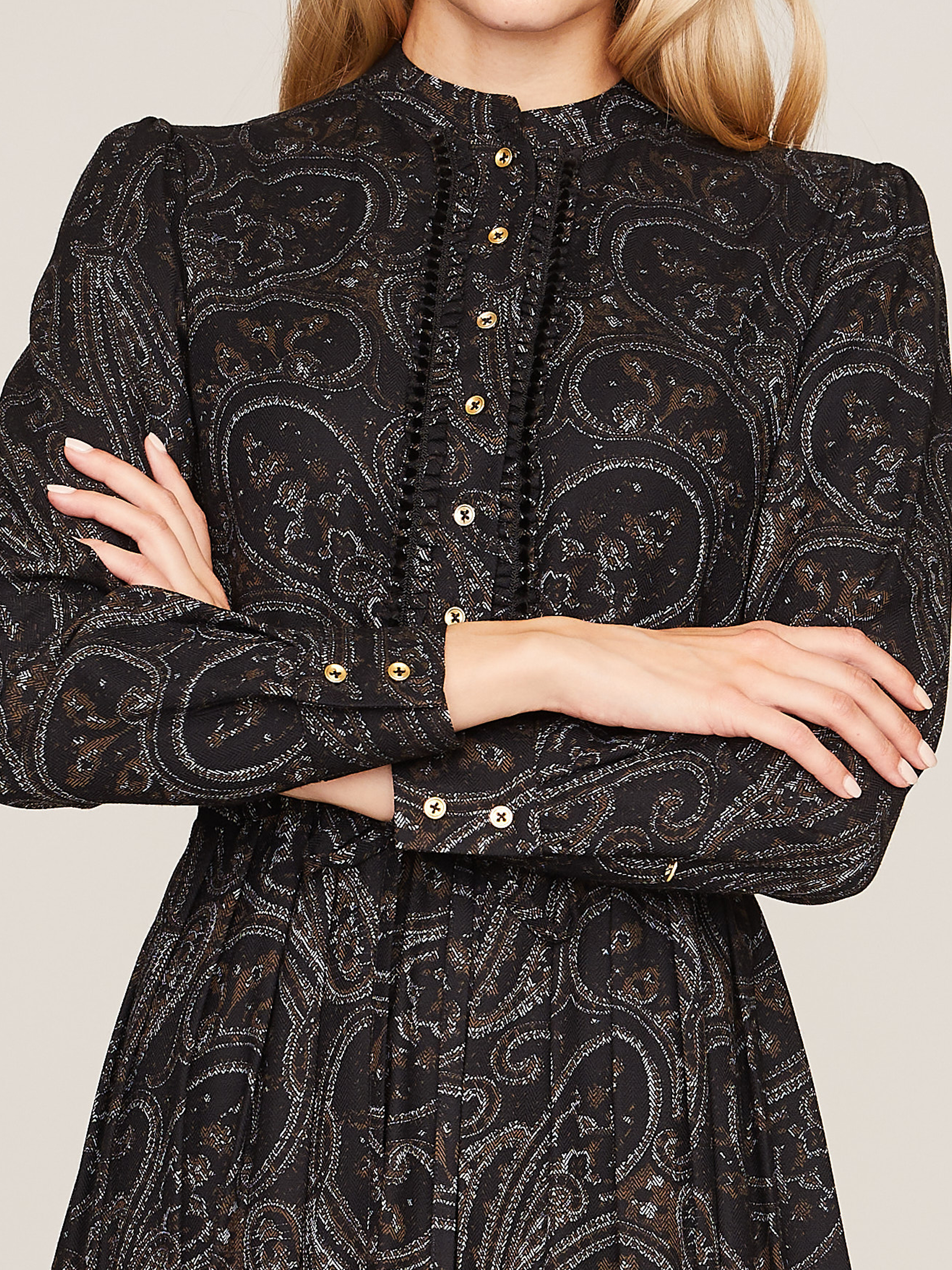 Schwarz gemustertes Blusenkleid mit Rüschen Schwarz gemustertes Blusenkleid mit Rüschen