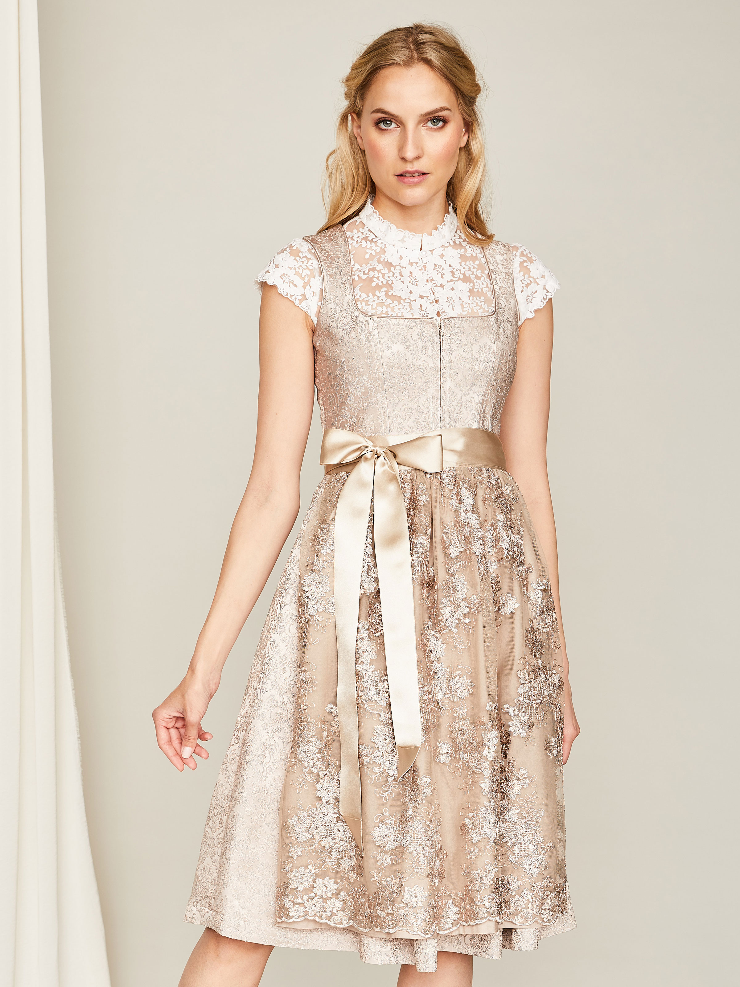 Goldenes Dirndl mit Wendeschürze Goldenes Dirndl mit Wendeschürze