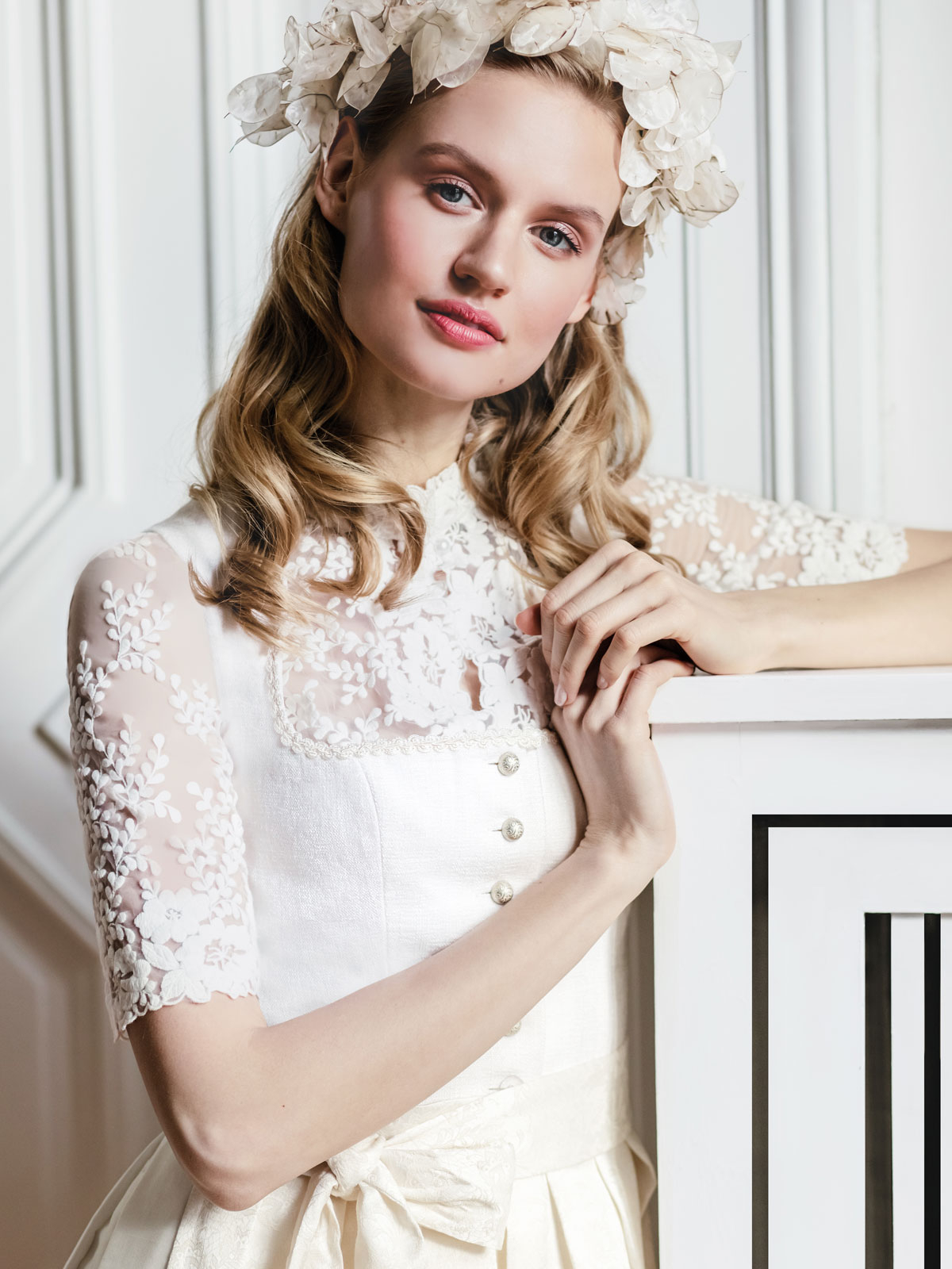 Hochzeits-Dirndl in Champagner Hochzeits-Dirndl in Champagner