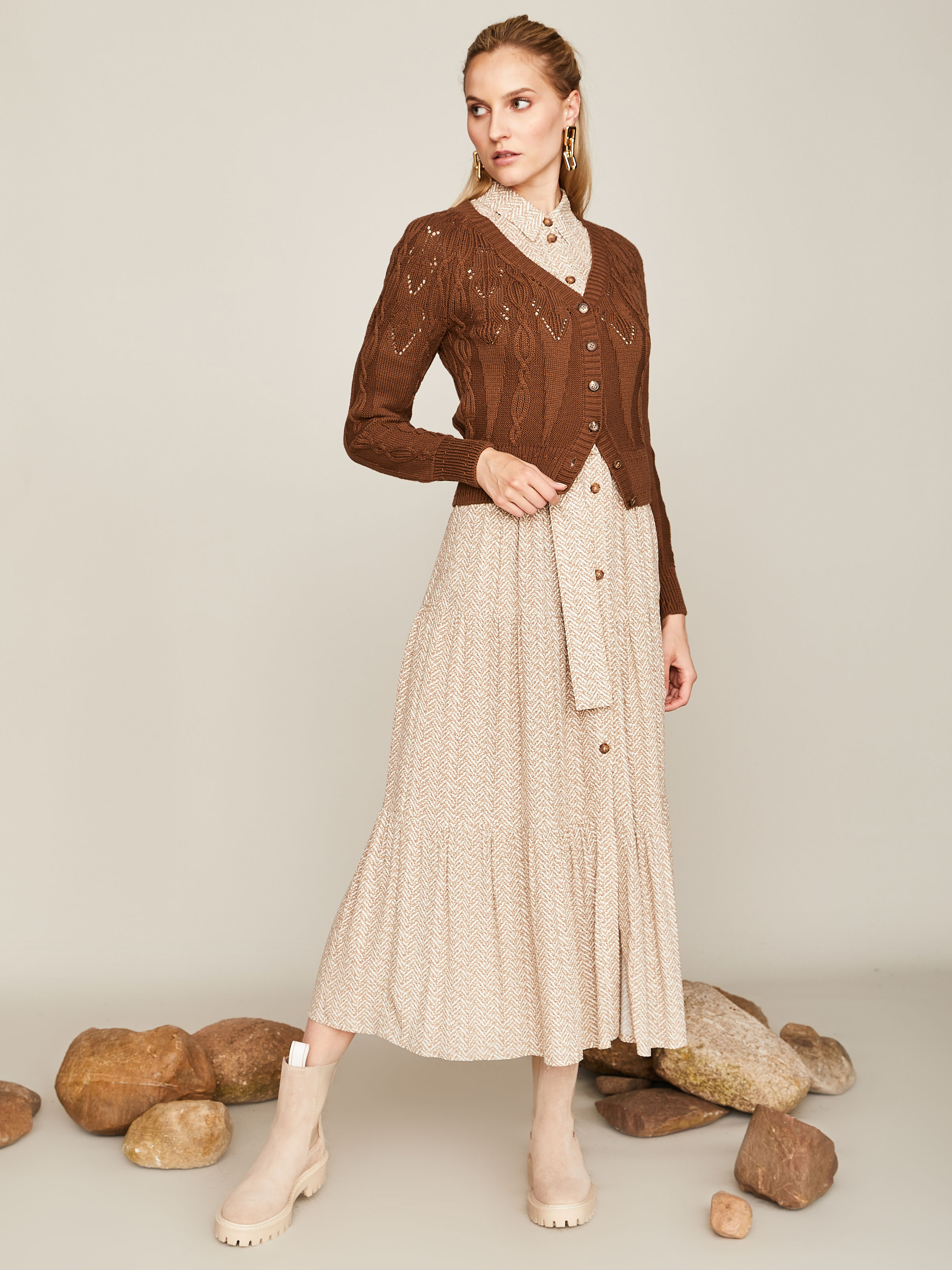 Beige gemustertes Hemdblusenkleid mit Gürtel Beige gemustertes Hemdblusenkleid mit Gürtel