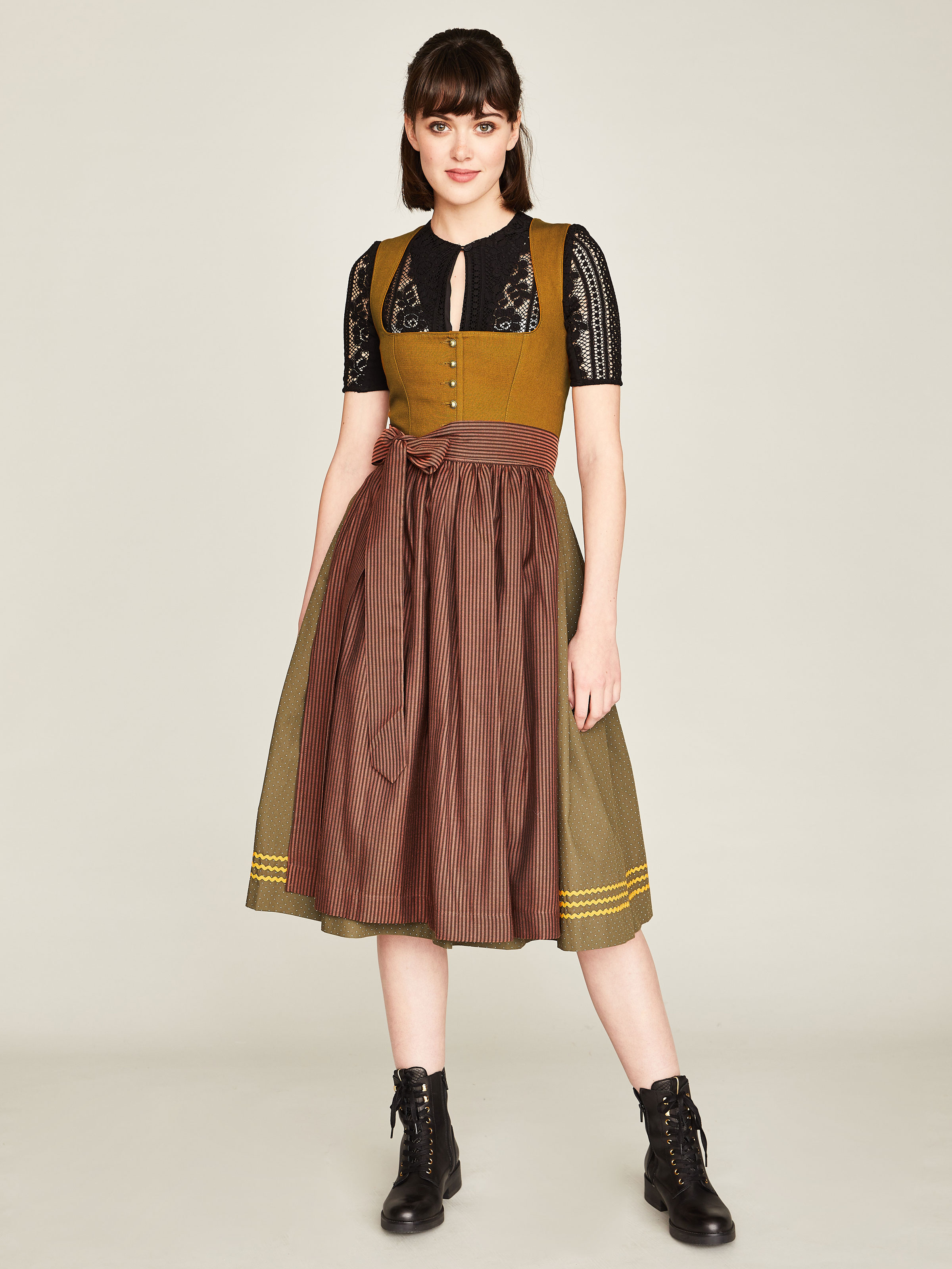 Senf-farbenes Dirndl mit Mustermix Senf-farbenes Dirndl mit Mustermix