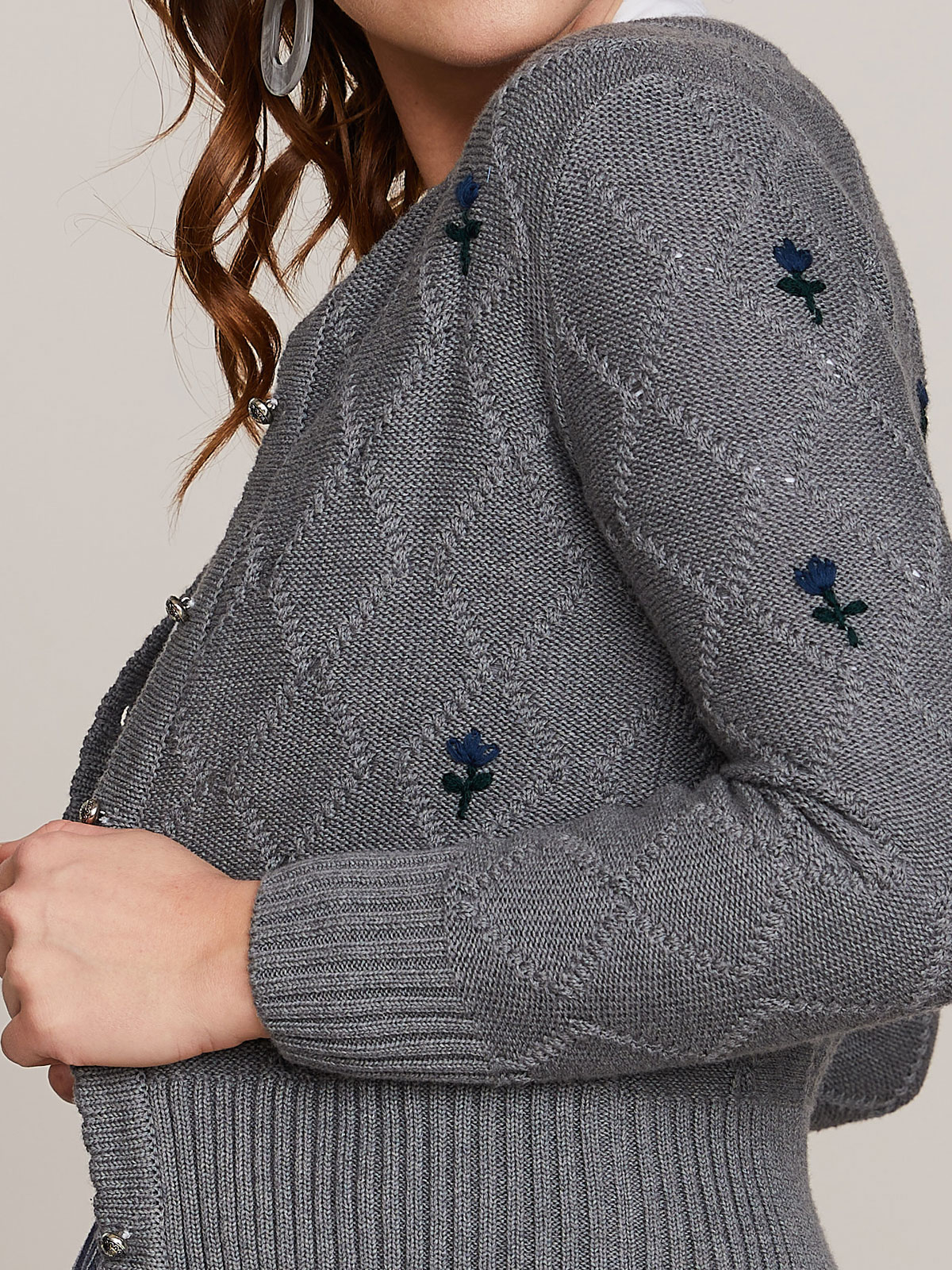 Graue Strickjacke mit Rautenmuster Graue Strickjacke mit Rautenmuster