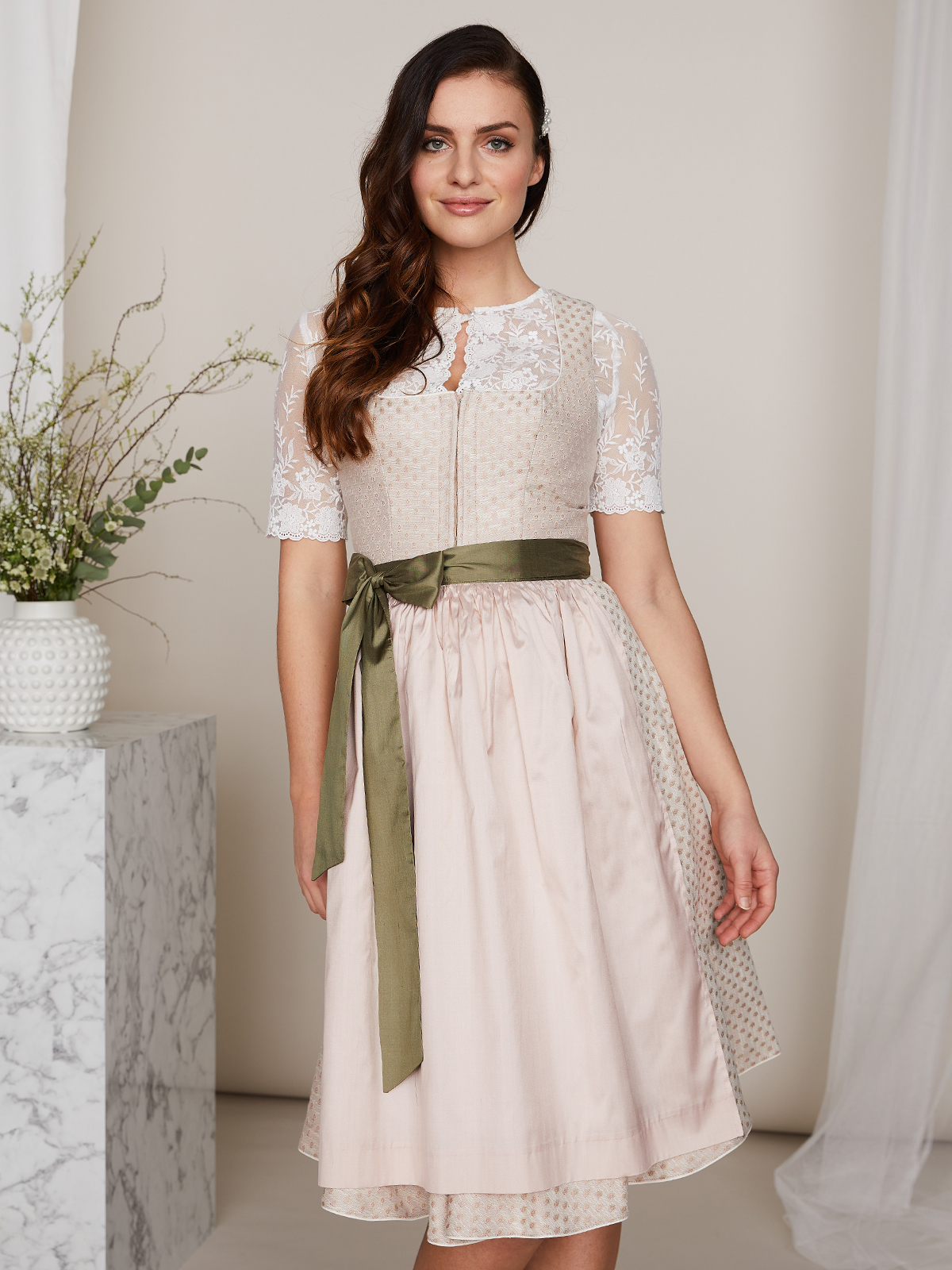 Puderrosa-farbenes Dirndl mit feiner Webstruktur Puderrosa-farbenes Dirndl mit feiner Webstruktur