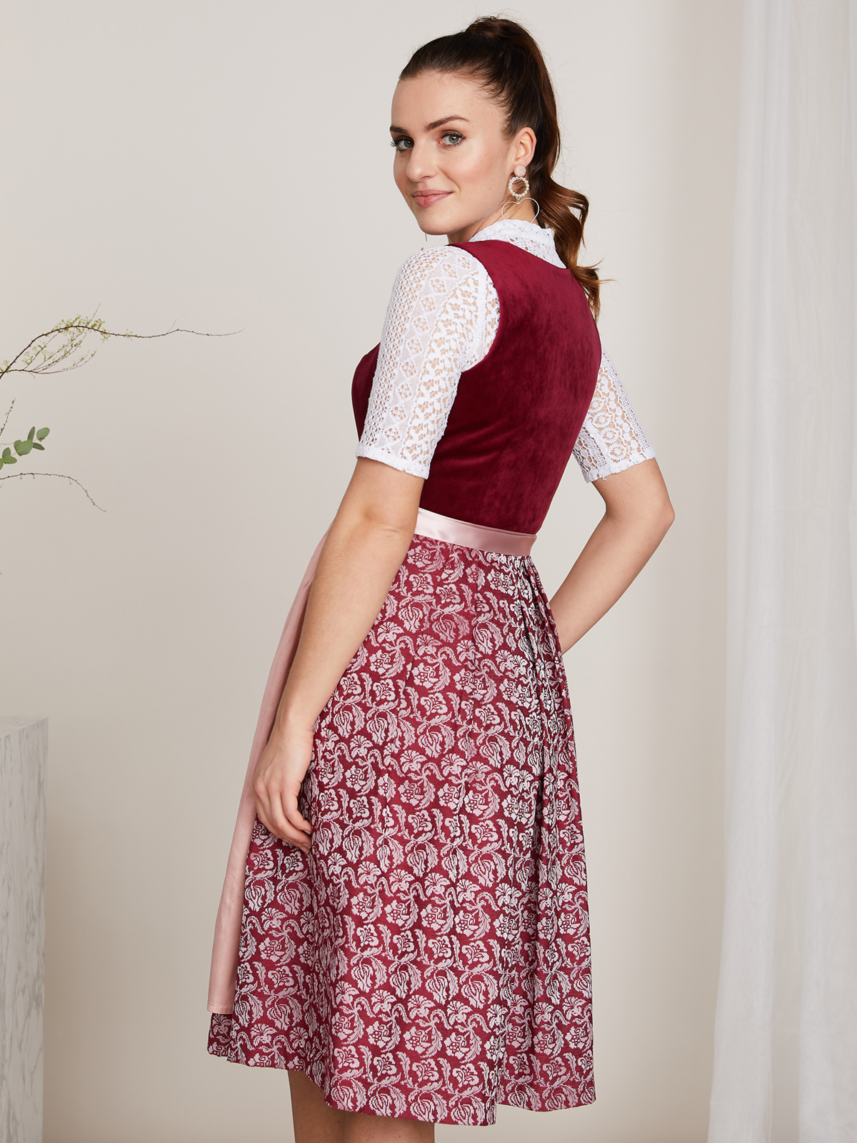 Dunkelrotes Dirndl mit zwei Schürzen Dunkelrotes Dirndl mit zwei Schürzen