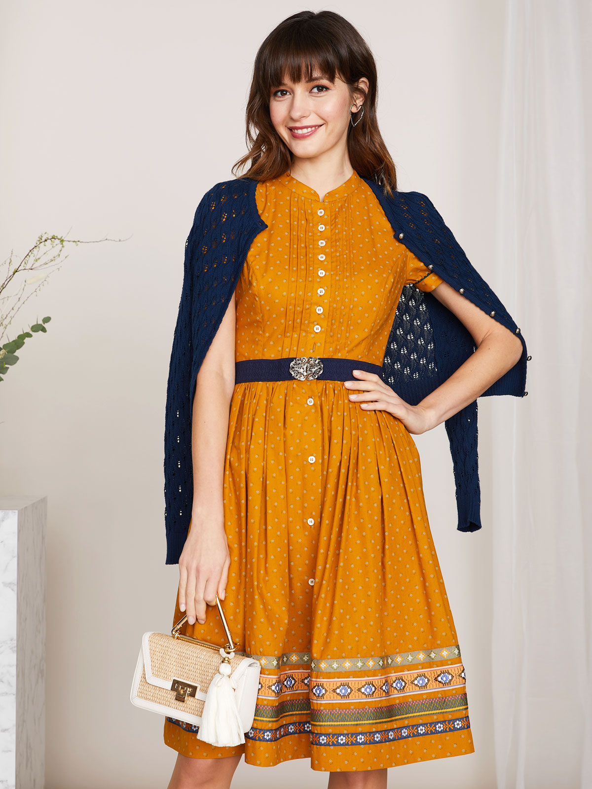 Hochgeschlossenes ocker-farbenes Dirndlkleid Hochgeschlossenes ocker-farbenes Dirndlkleid
