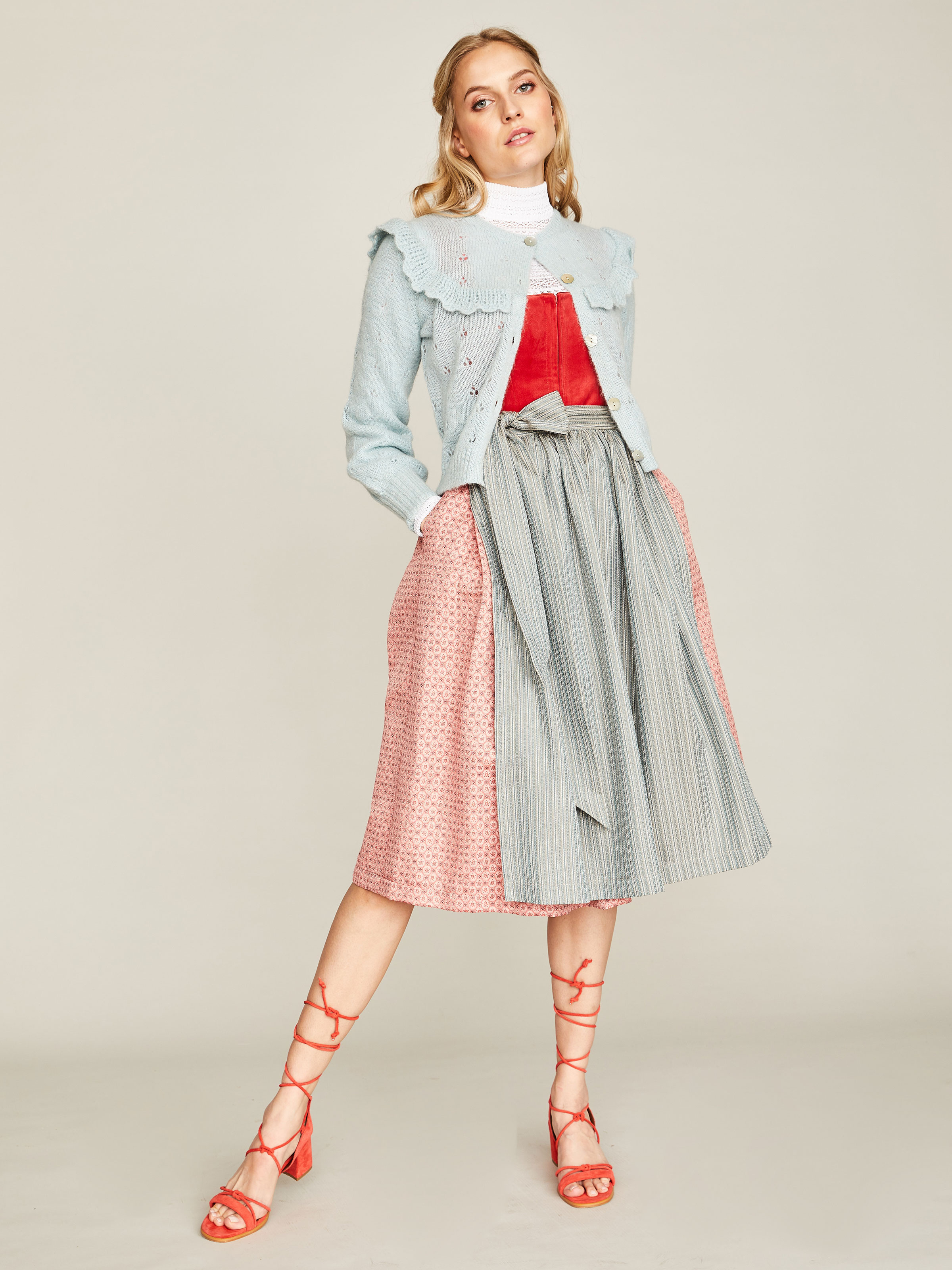Korallenrotes Dirndl mit zwei Schürzen Korallenrotes Dirndl mit zwei Schürzen