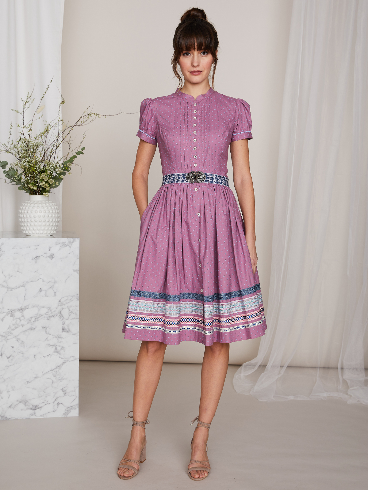 Hochgeschlossenes Dirndlkleid in hellem Lila Hochgeschlossenes Dirndlkleid in hellem Lila