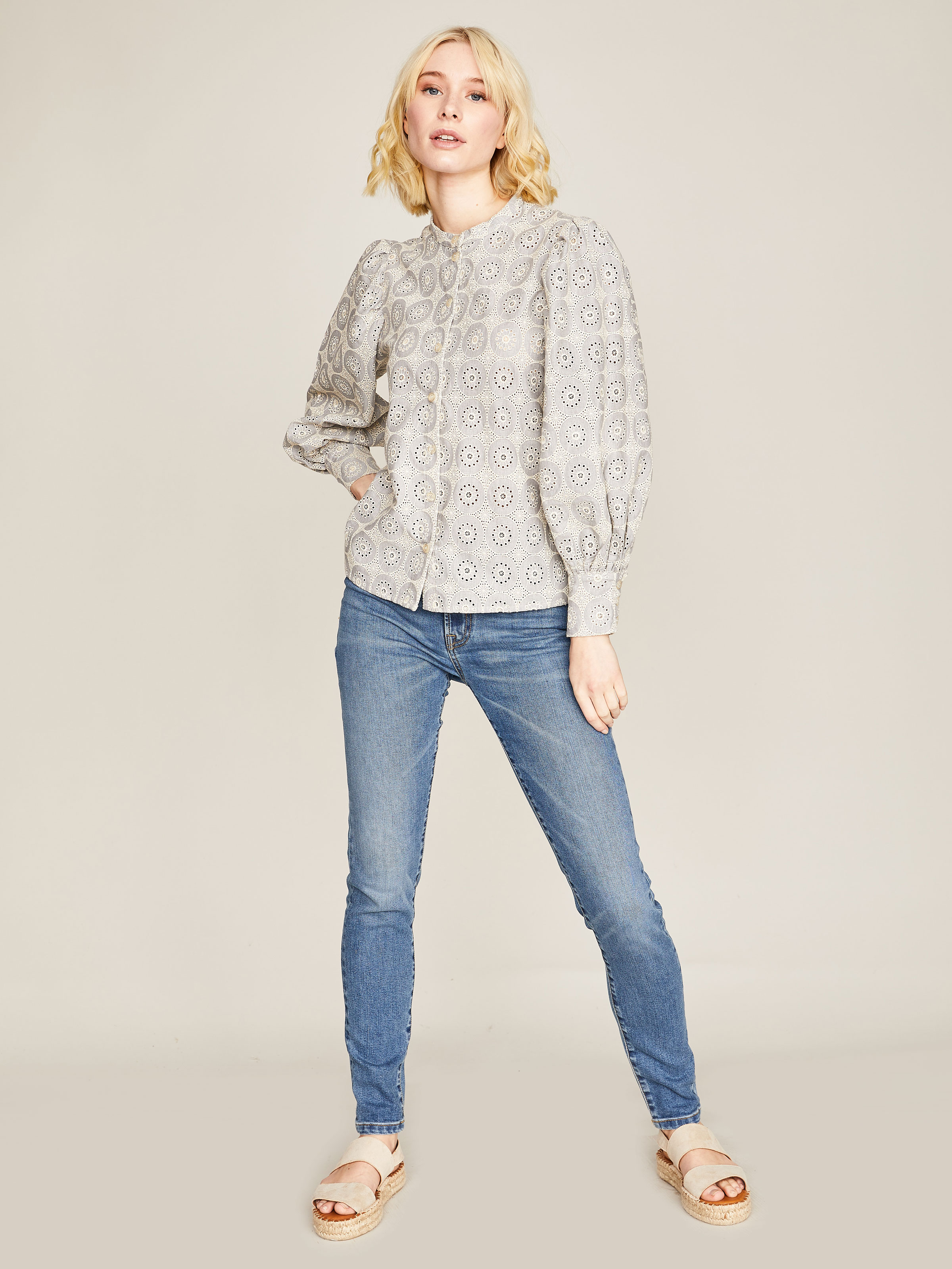Hellgraue Bluse mit Stickerei Hellgraue Bluse mit Stickerei