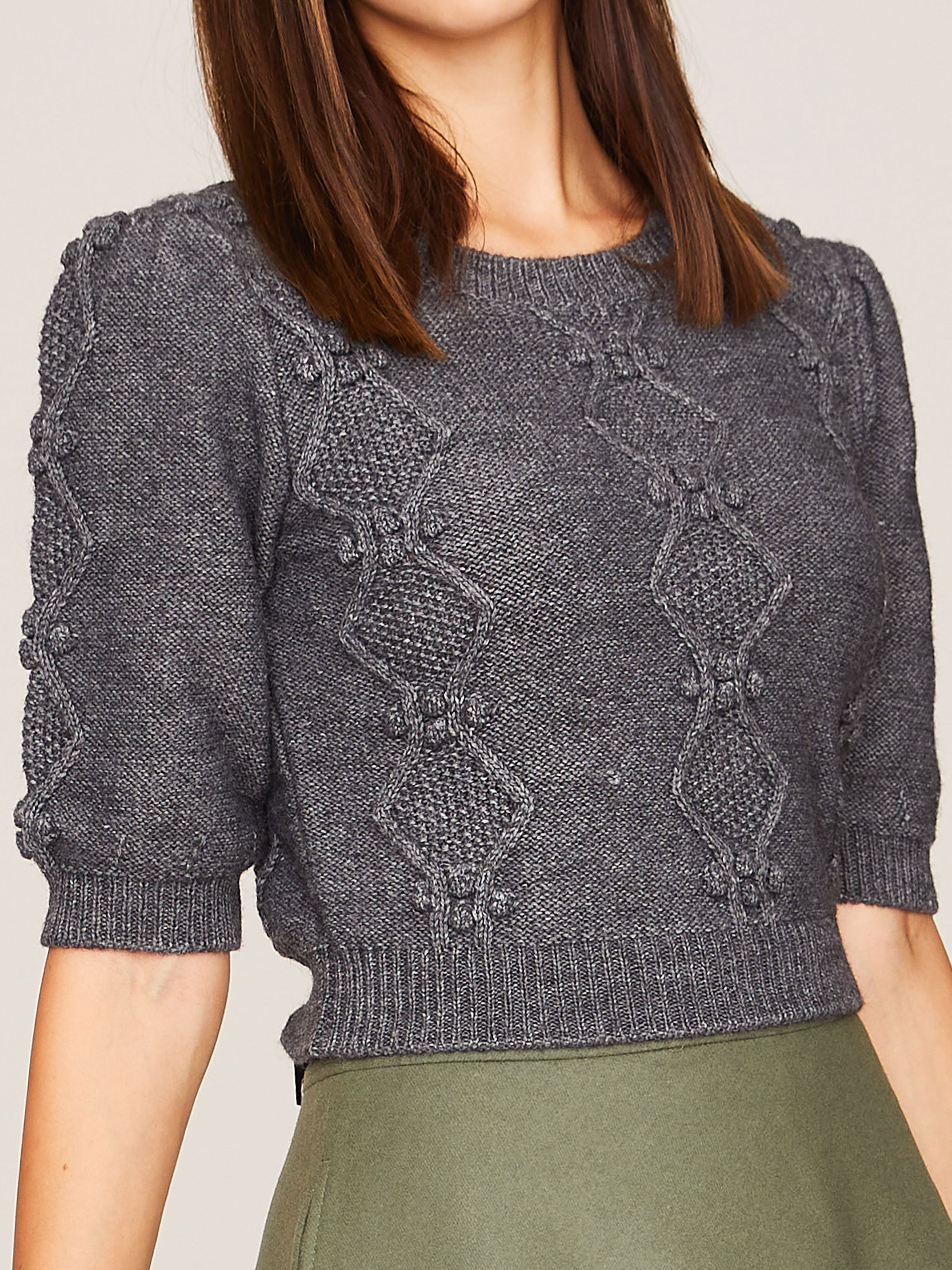 Grauer Strickpullover mit aufwendigem Muster Grauer Strickpullover mit aufwendigem Muster