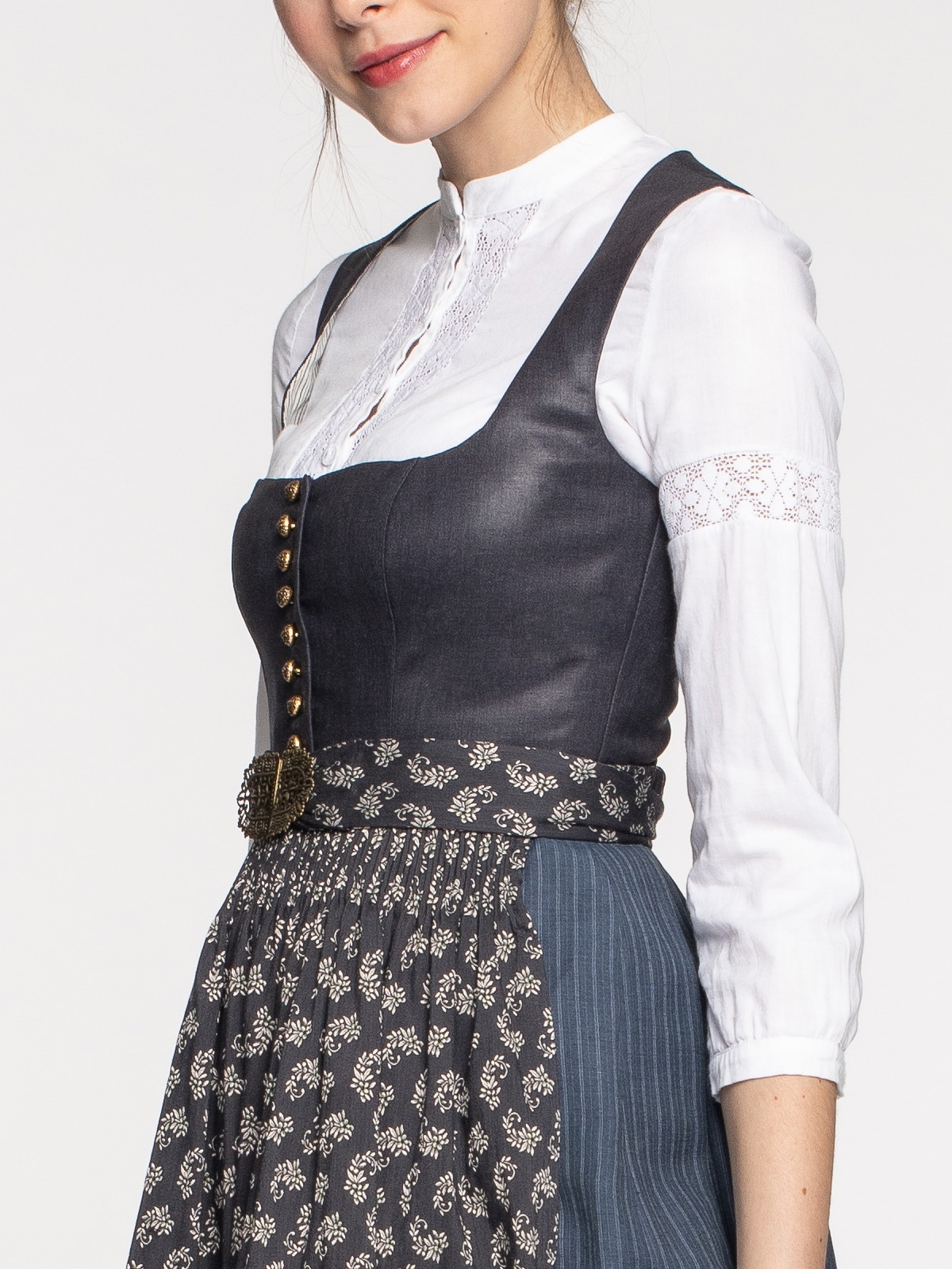 Blaues Dirndl mit floraler Dirndlschürze Blaues Dirndl mit floraler Dirndlschürze