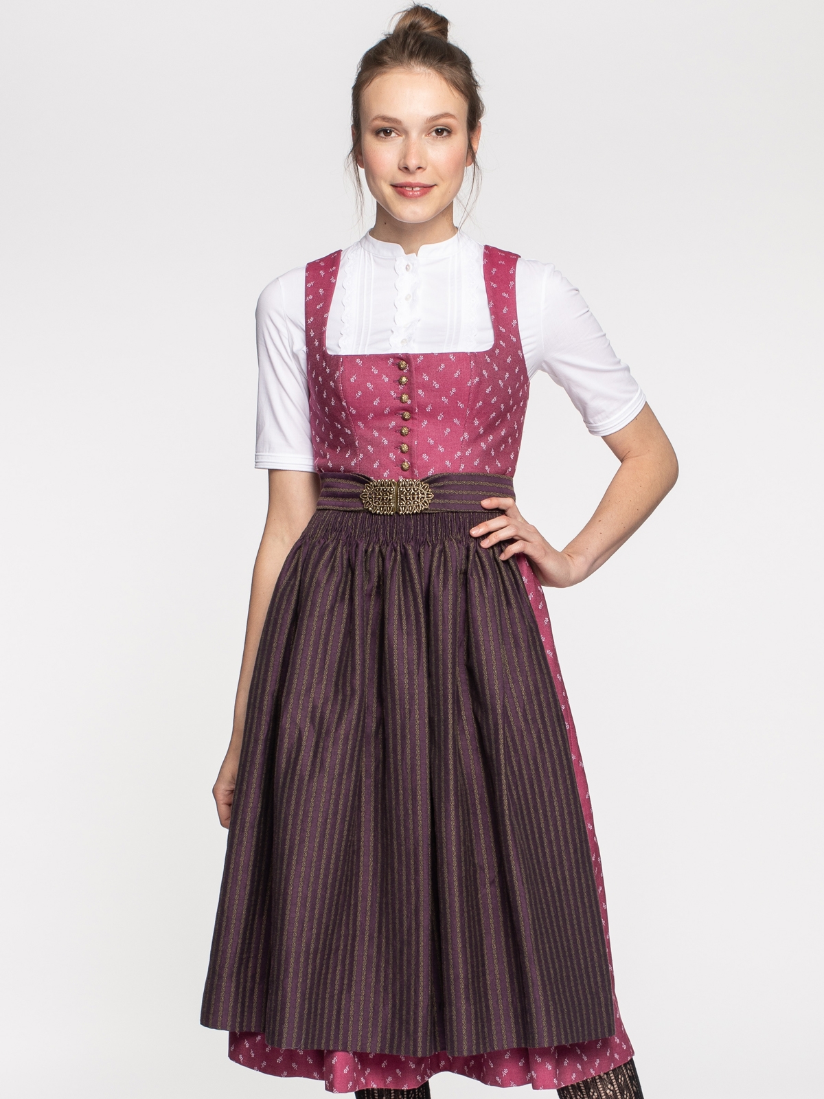 Stretch-Dirndl in Beere mit floralem Muster Stretch-Dirndl in Beere mit floralem Muster