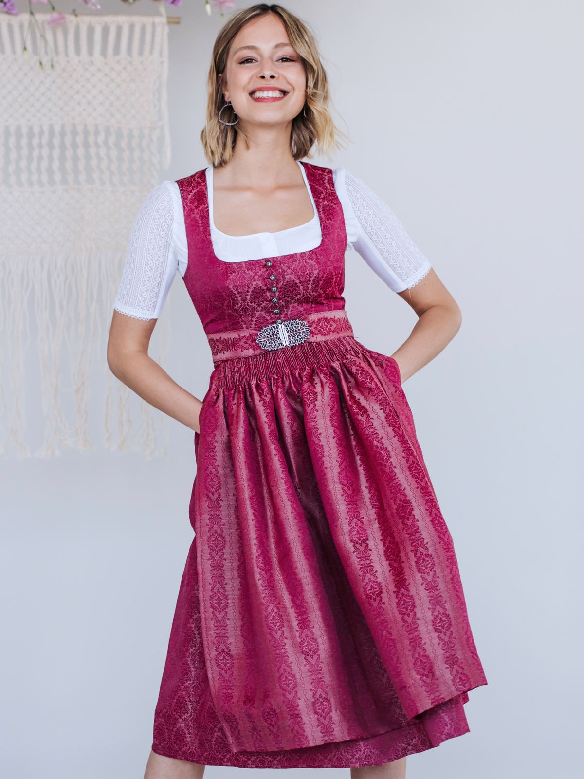 Elegantes Dirndl in schimmerndem Pink Elegantes Dirndl in schimmerndem Pink