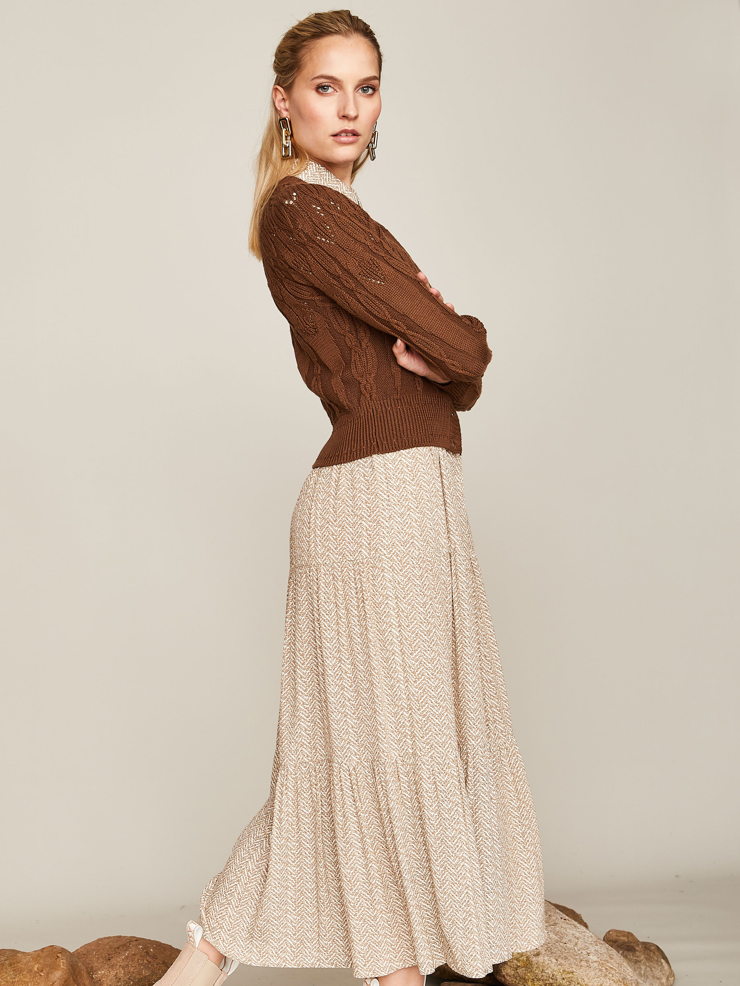 Beige gemustertes Hemdblusenkleid mit Gürtel Beige gemustertes Hemdblusenkleid mit Gürtel