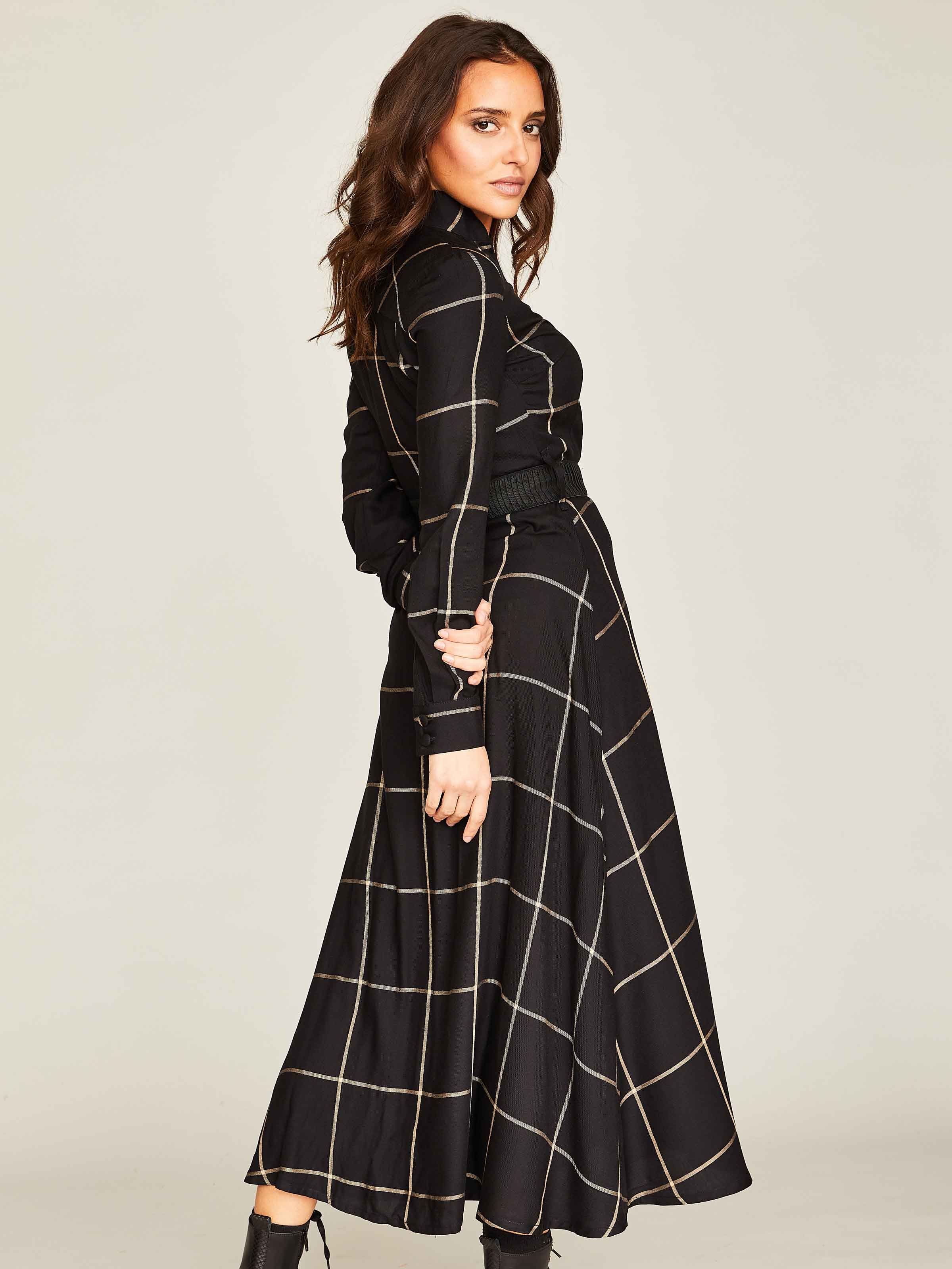 Schwarzes Blusenkleid mit Karomuster Schwarzes Blusenkleid mit Karomuster