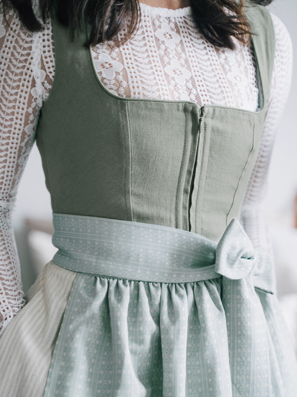 Khakifarbenes Dirndl mit zwei Schürzen Khakifarbenes Dirndl mit zwei Schürzen