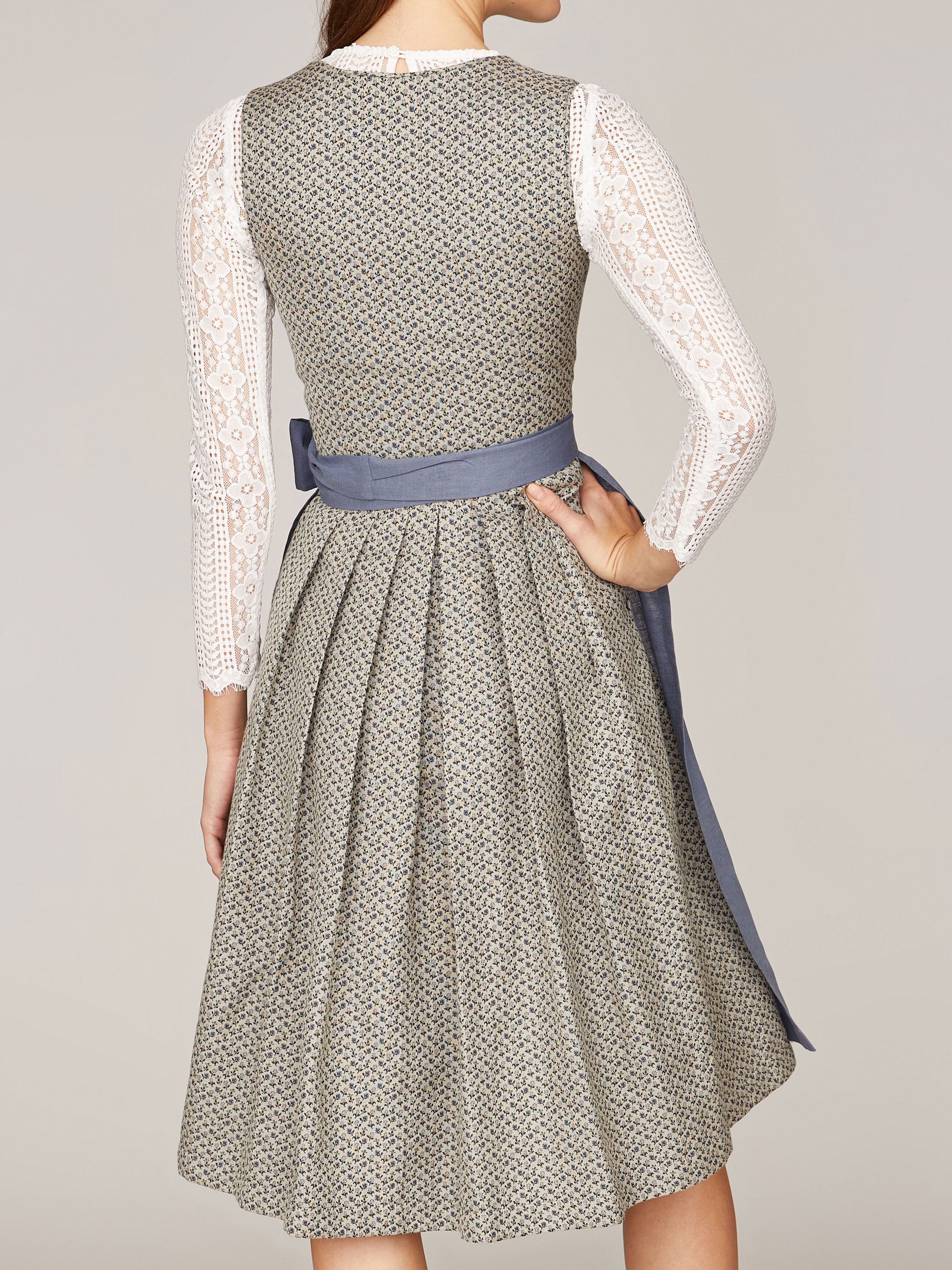 Romantisches Dirndl mit Blumenmuster und zwei Schürzen Romantisches Dirndl mit Blumenmuster und zwei Schürzen