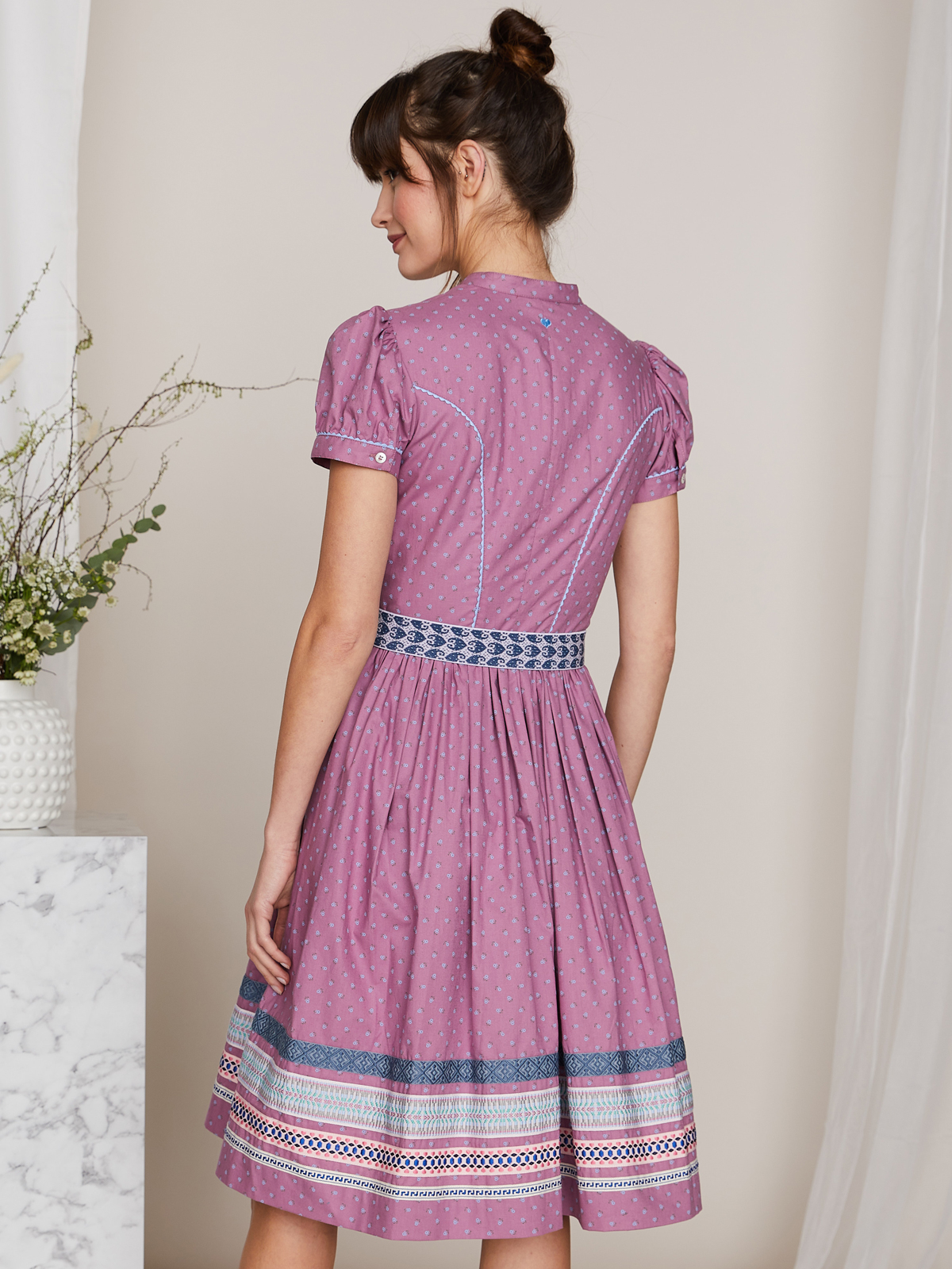 Hochgeschlossenes Dirndlkleid in hellem Lila Hochgeschlossenes Dirndlkleid in hellem Lila