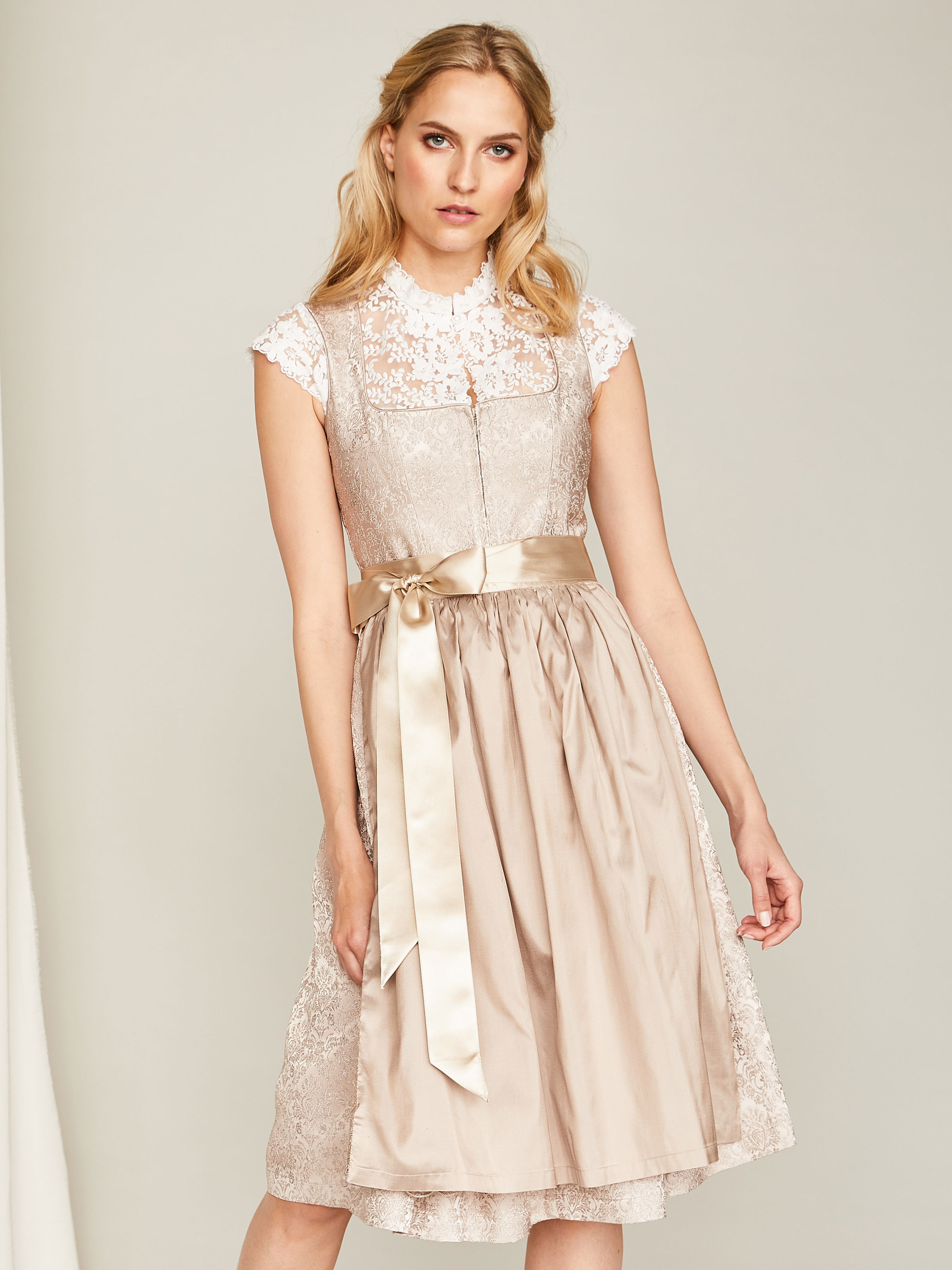 Goldenes Dirndl mit Wendeschürze Goldenes Dirndl mit Wendeschürze