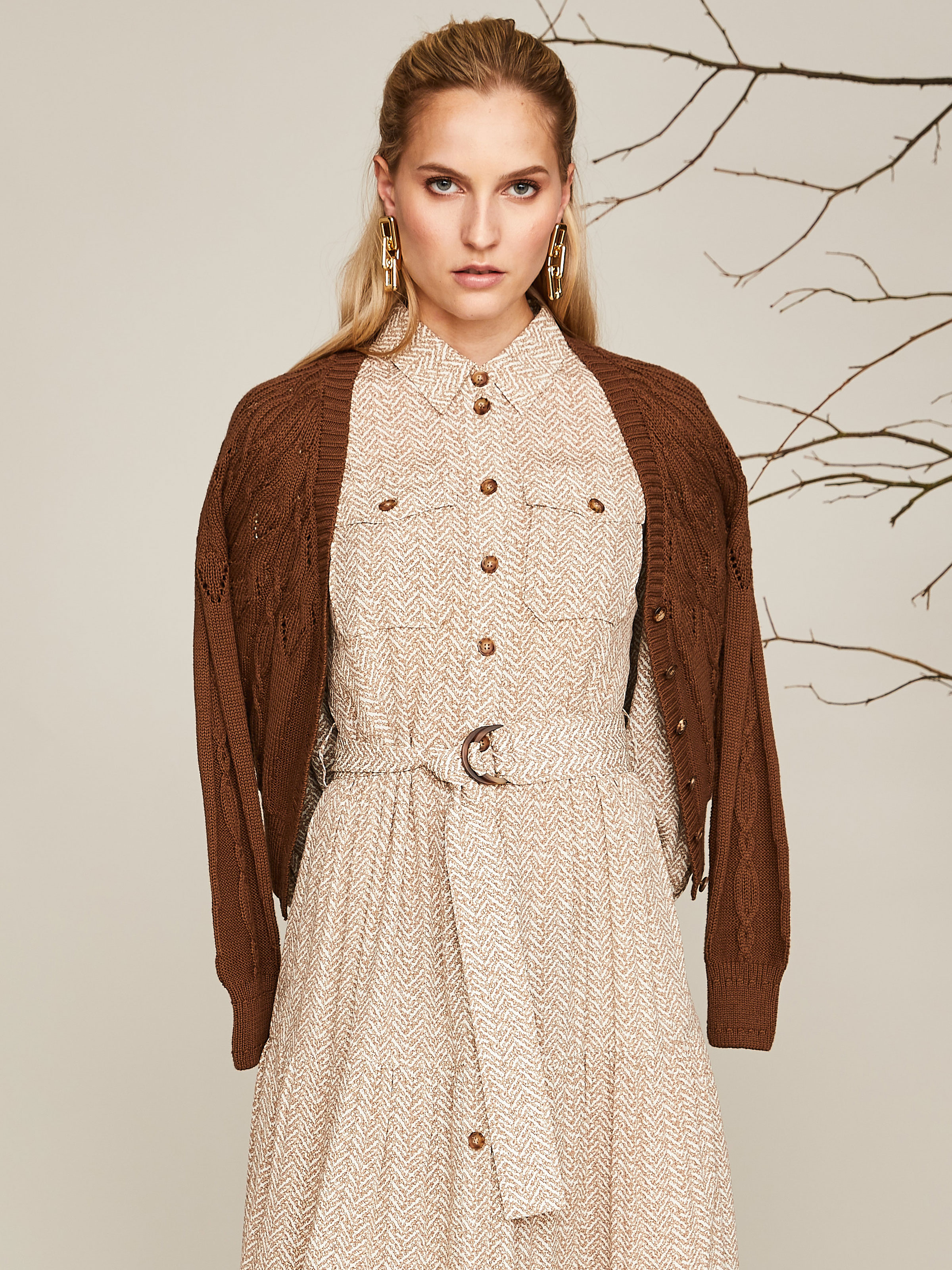 Beige gemustertes Hemdblusenkleid mit Gürtel Beige gemustertes Hemdblusenkleid mit Gürtel