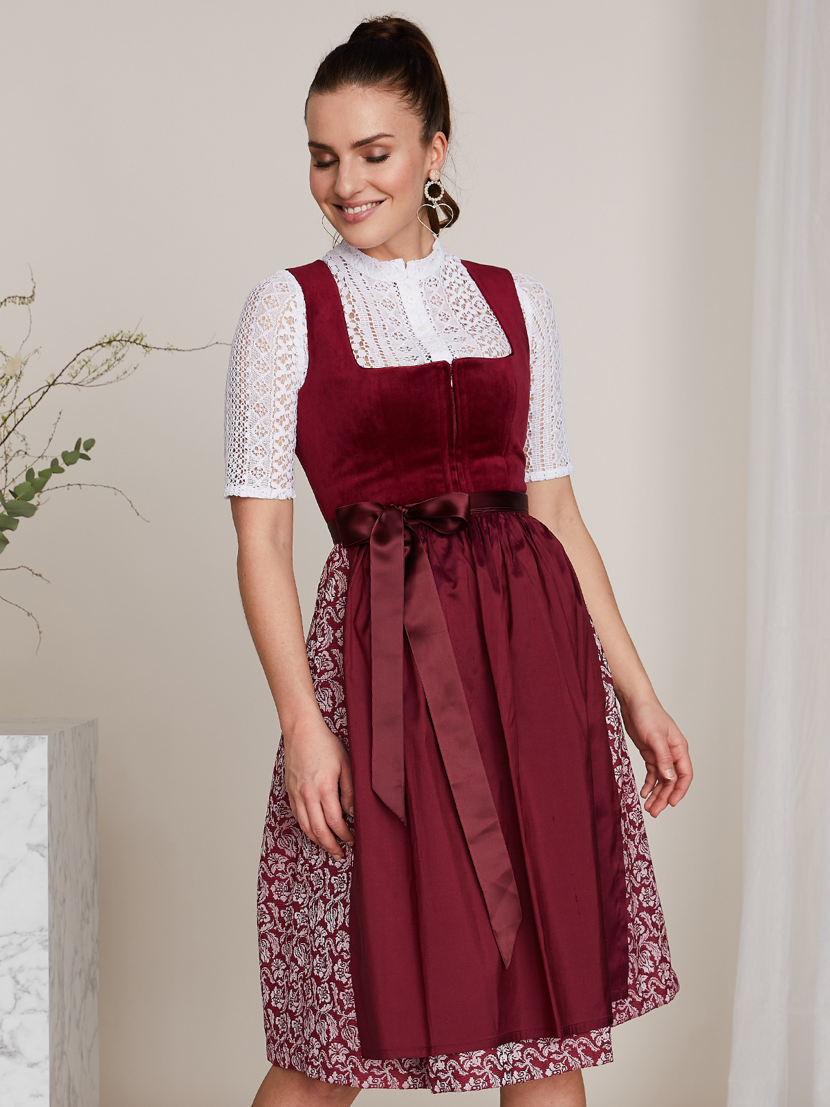 Dunkelrotes Dirndl mit zwei Schürzen Dunkelrotes Dirndl mit zwei Schürzen