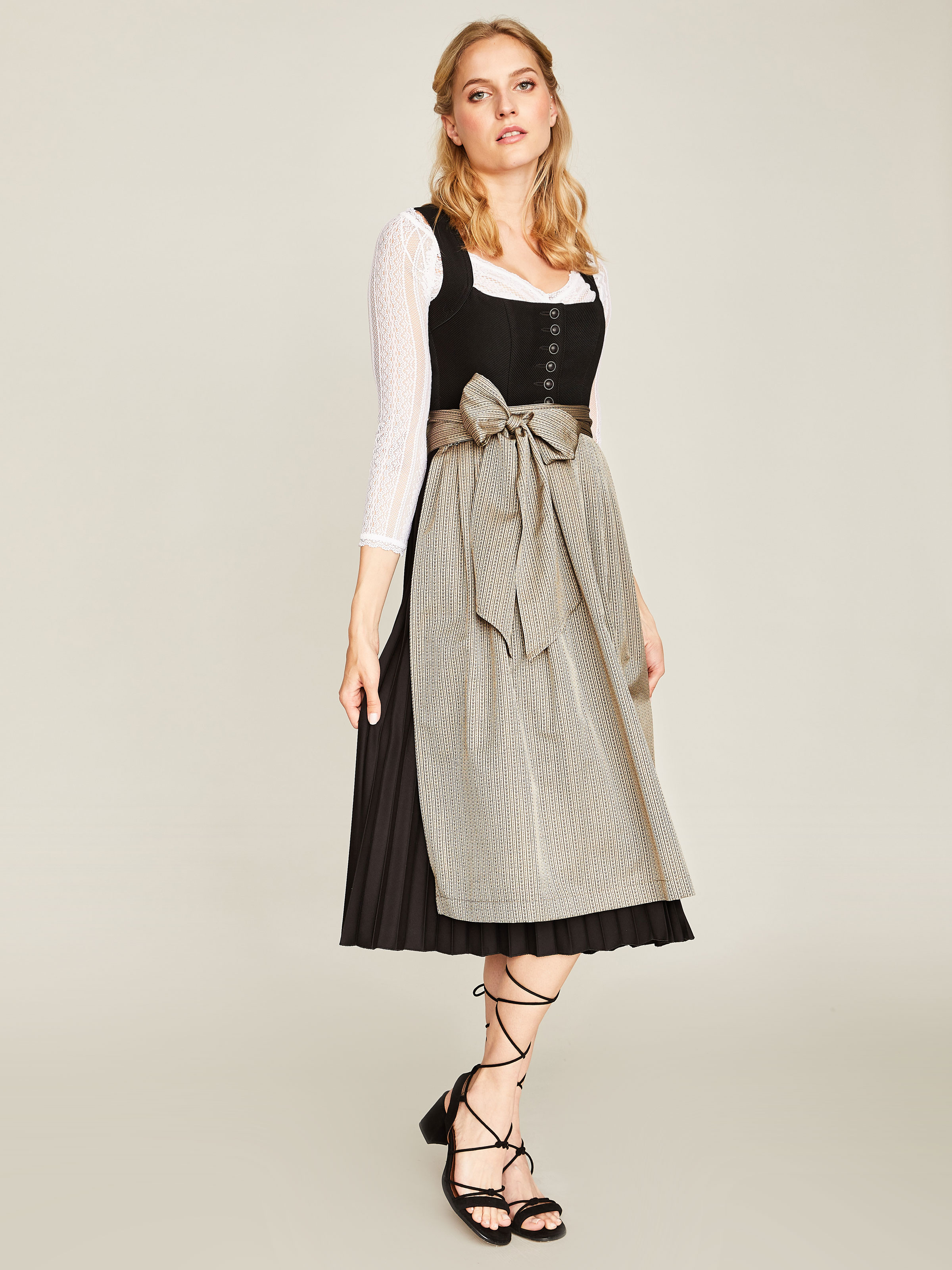Schwarzes Dirndl mit grau-schimmernder Schürze Schwarzes Dirndl mit grau-schimmernder Schürze