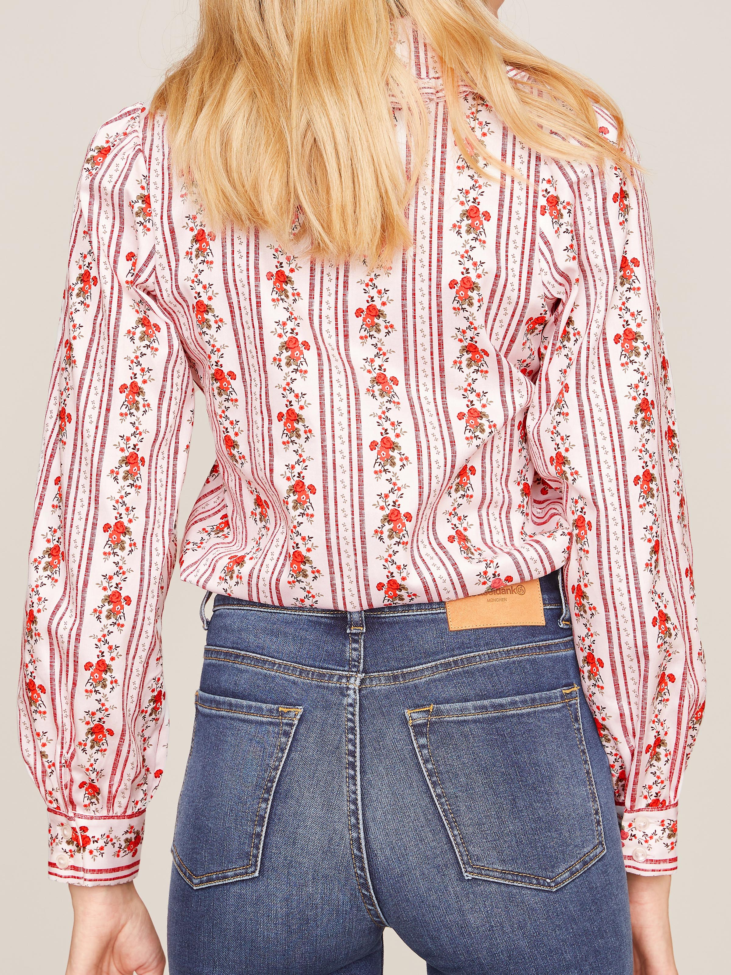 Bluse mit Blumenranken Bluse mit Blumenranken