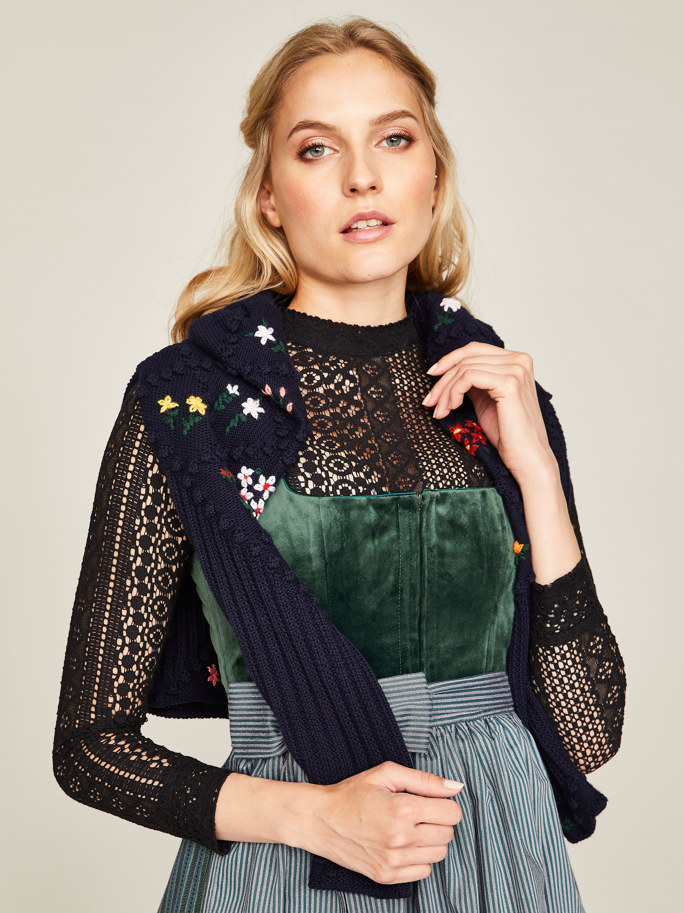 Dunkelgrünes Dirndl mit zwei Schürzen Dunkelgrünes Dirndl mit zwei Schürzen