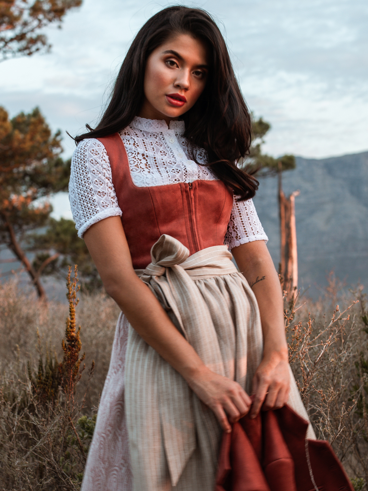 Rostbraunes Dirndl im Animalprint mit zwei Schürzen Rostbraunes Dirndl im Animalprint mit zwei Schürzen