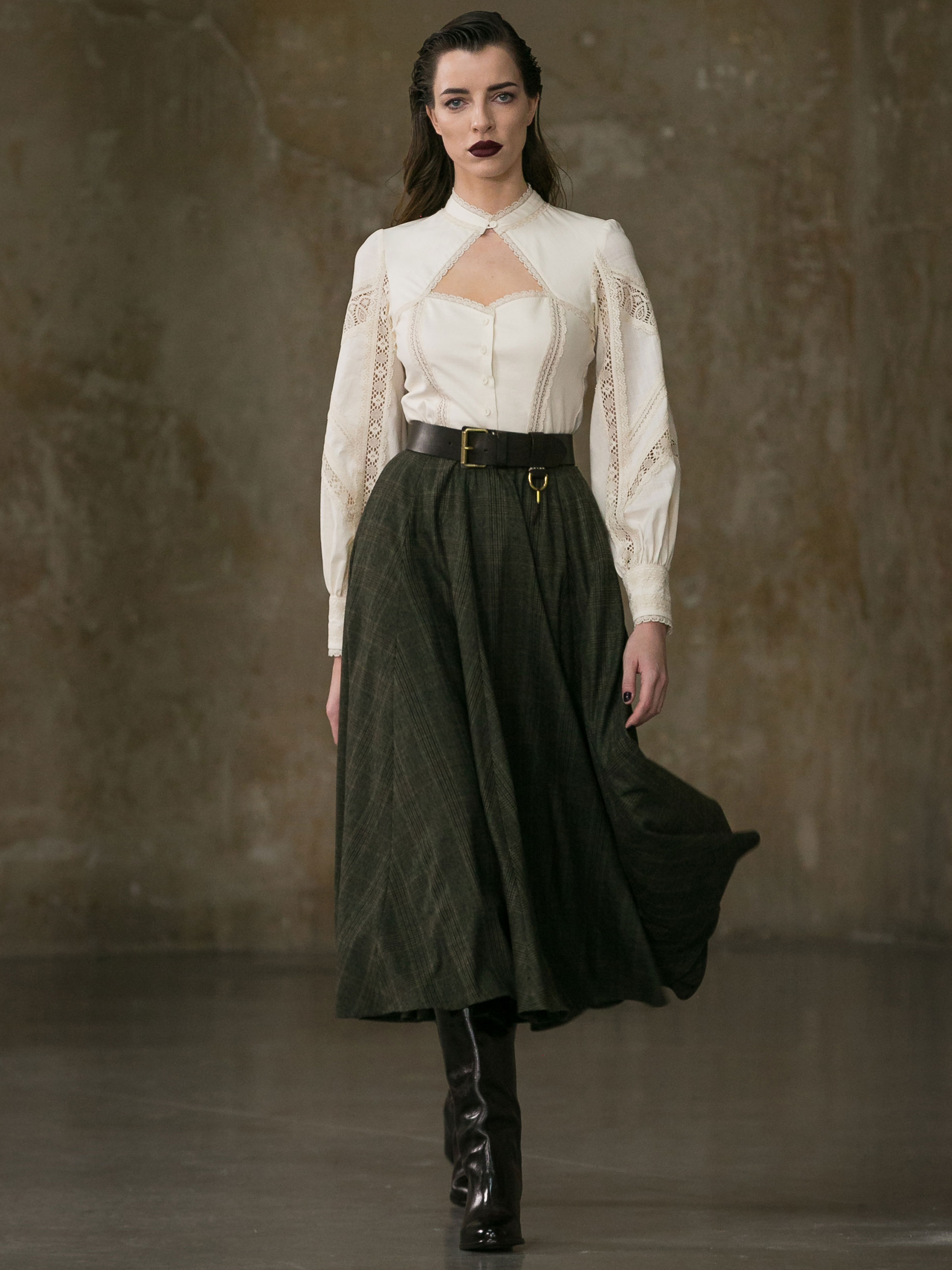 Romantische Bluse im Trachtenstil mit Spitzeneinsätzen Romantische Bluse im Trachtenstil mit Spitzeneinsätzen