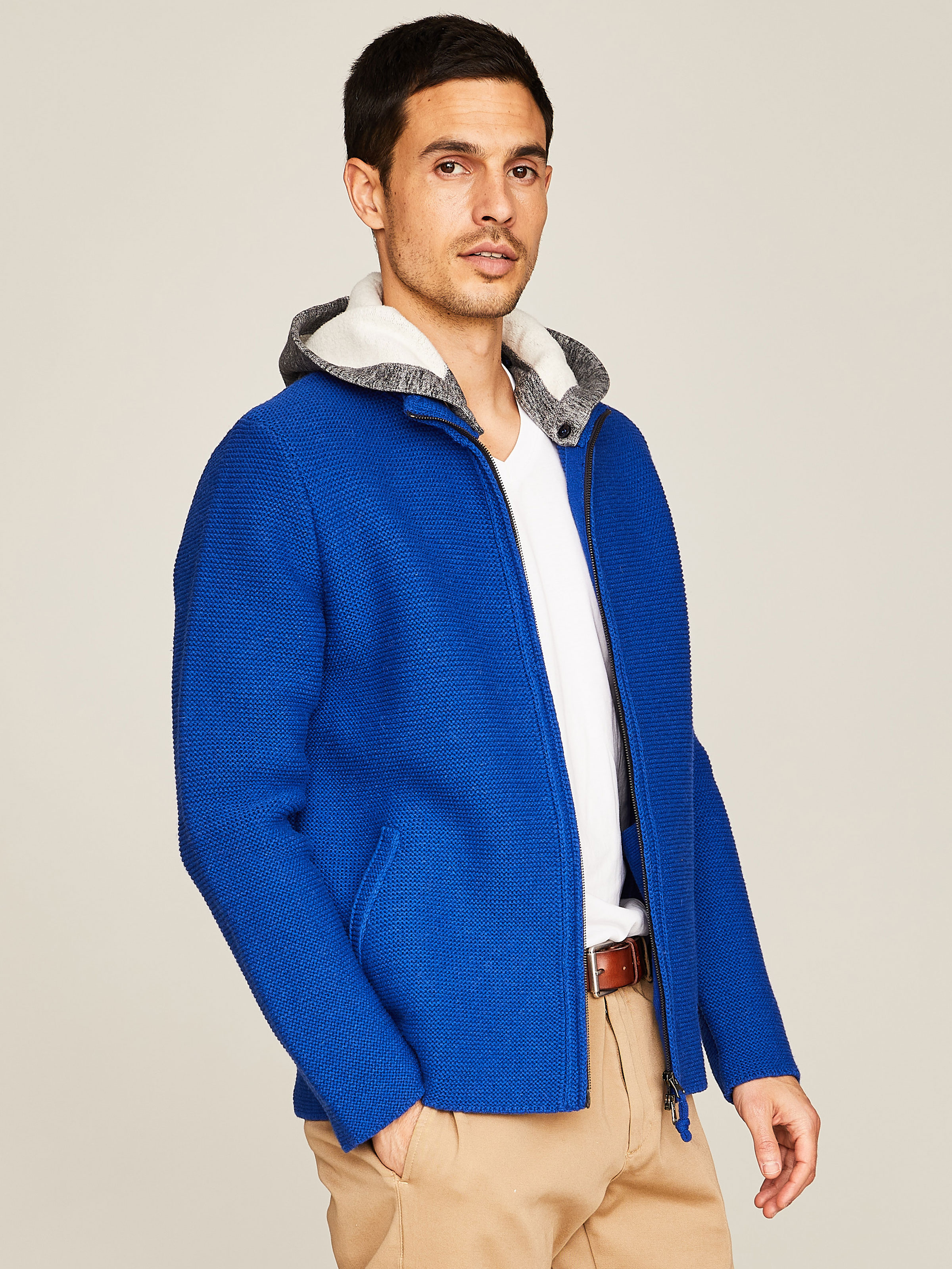 Royalblaue Strickjacke mit abnehmbarer Kapuze Royalblaue Strickjacke mit abnehmbarer Kapuze