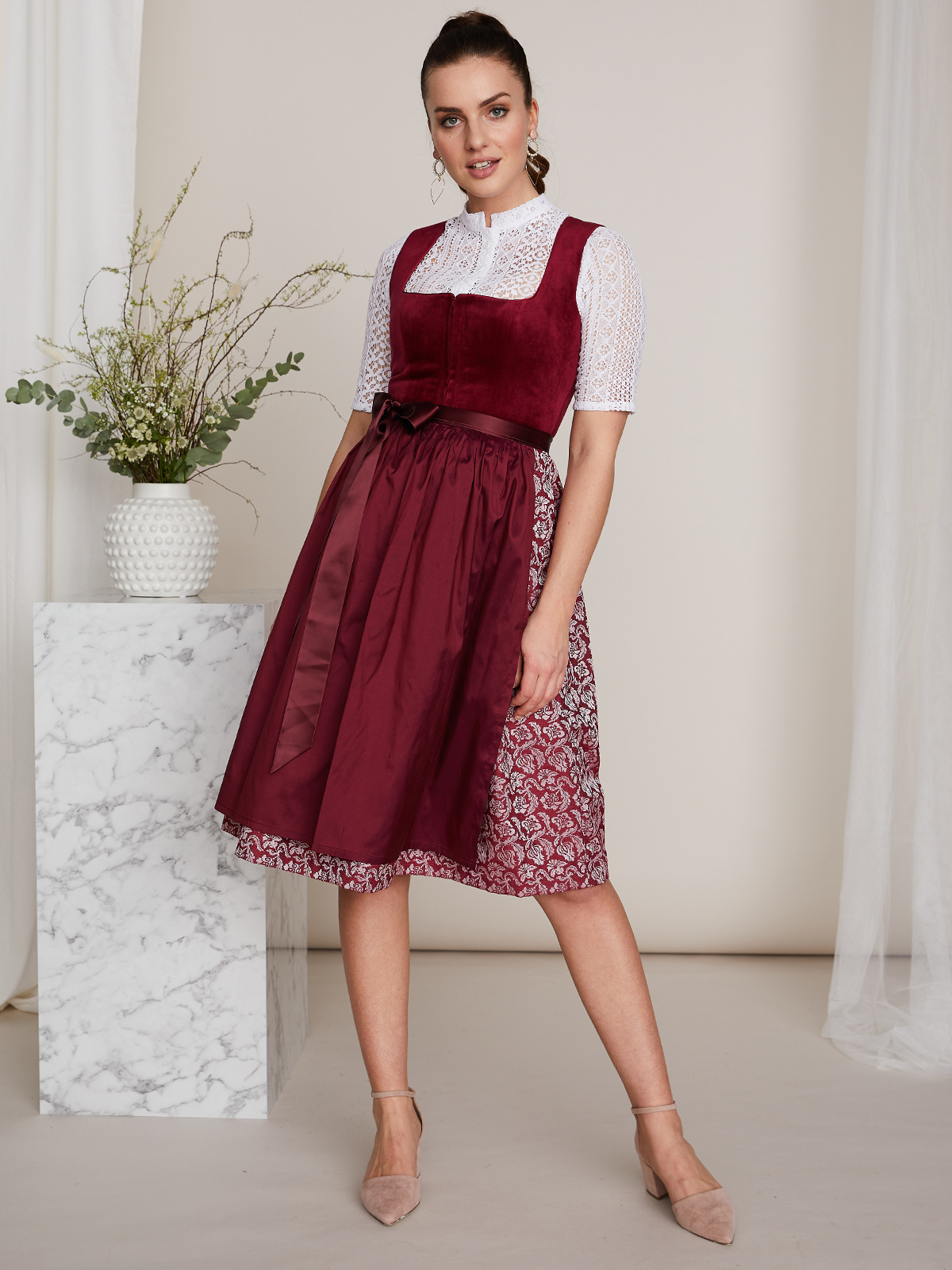 Dunkelrotes Dirndl mit zwei Schürzen Dunkelrotes Dirndl mit zwei Schürzen